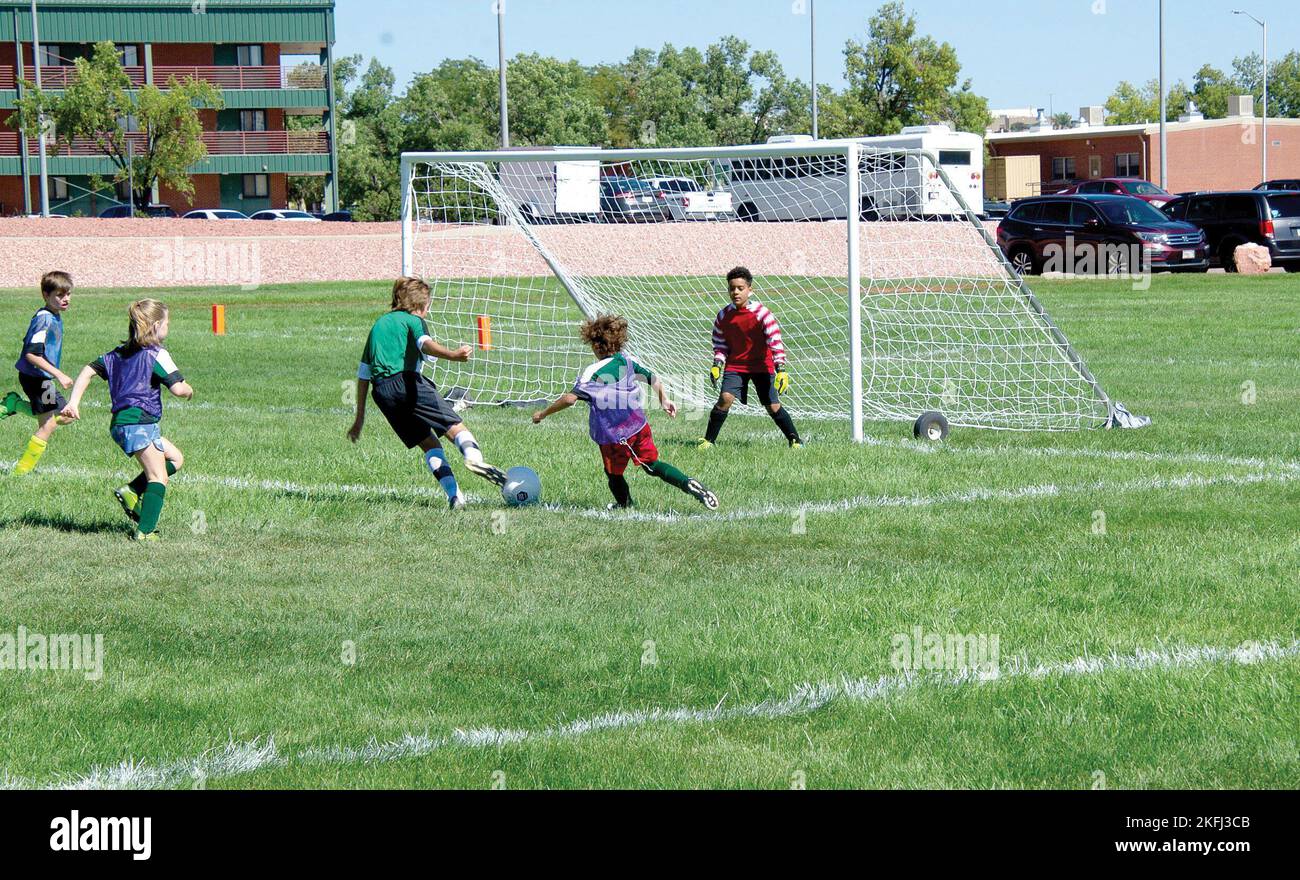 FORT CARSON, Colorado - Jugendliche Fußballspieler konkurrieren während der Jugendfußball-Aktion am Samstag auf Pershing Field um den Ball. Fußballathleten aus Fort Carson, der Peterson Space Force Base und der United States Air Force Academy freuten sich, am 17. September 2022 die Jugendsportsaison 2022 im Pershing Field zu beginnen. (Foto von Walt Johnson) Stockfoto