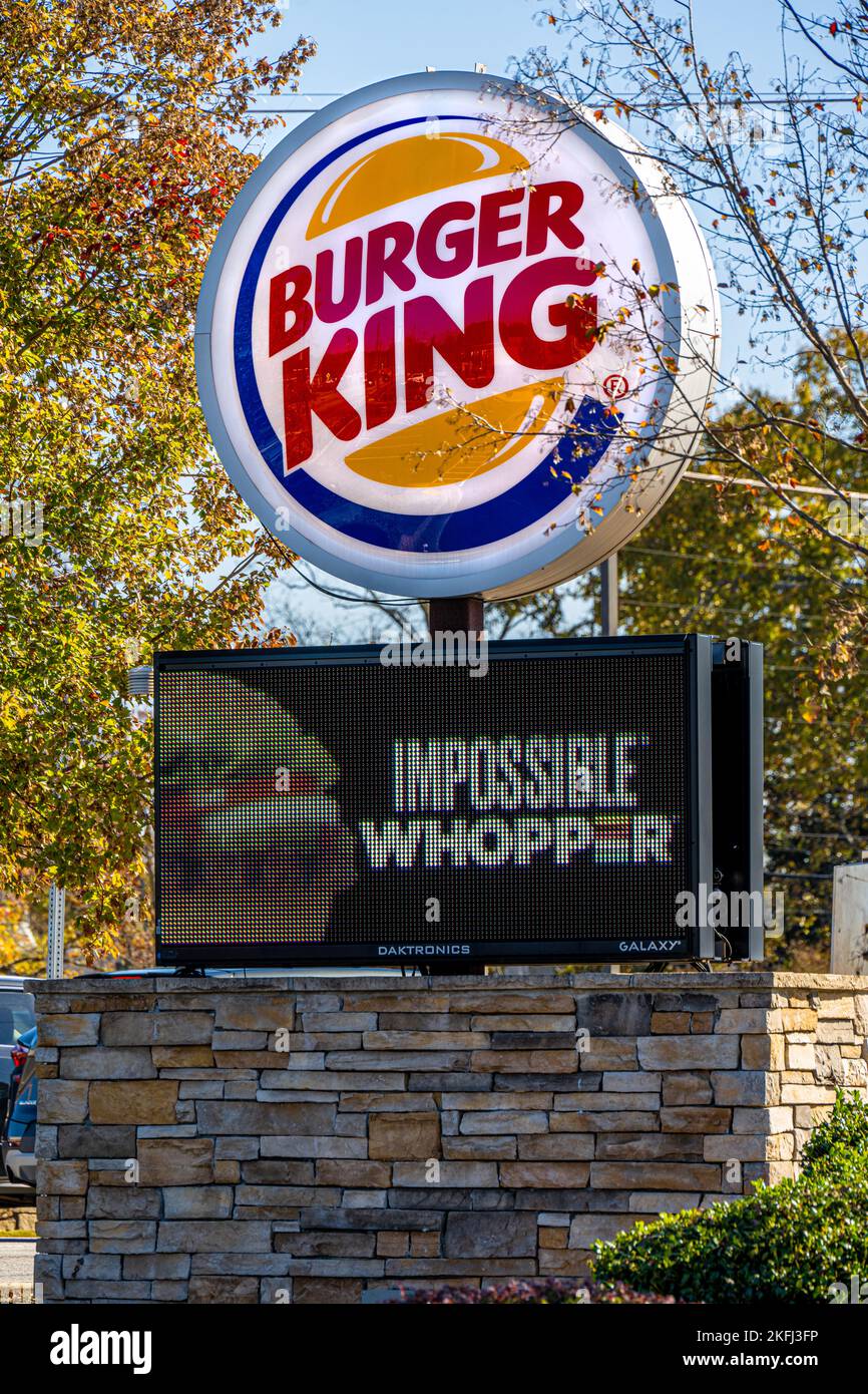 Das Schild des Burger King Fast Food Restaurants zeigt den Impossible Whopper, einen fleischlosen Burger. (USA) Stockfoto