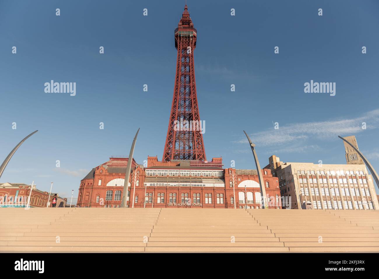 Blackpool Tower und Ballsaal mit der neuen Promenade Betontreppe im Vordergrund. Historisches rotes Backsteingebäude mit dem berühmten roten Turm. Stockfoto