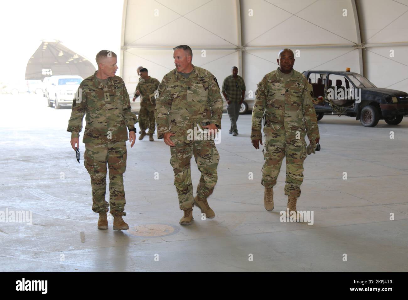 U.S. Army LT. General Patrick D. Frank, Kommandant General der U.S. Army Central (links), erhält bis 1. eine kurze Führung durch ein Flugzeugwartungs-Bay. Sgt. Jeffrey P. Bragg, erster Sergeant der Delta Company, 2. Bataillon, 149. Aviation Regiment, General Support Aviation Bataillon, als 'Task Force Roosevelt' der Combat Aviation Brigade 36. (Zentrum) zugewiesen, begleitet von Command Sgt. Maj. Ron L. Hill, Kommandofeldwebel Major der Task Force Roosevelt, im Lager Buehring, Kuwait, 17. September 2022. 36. CAB, mobilisiert als Task Force Mustang, wird zur Unterstützung der gemeinsamen Task Force – Oper eingesetzt Stockfoto