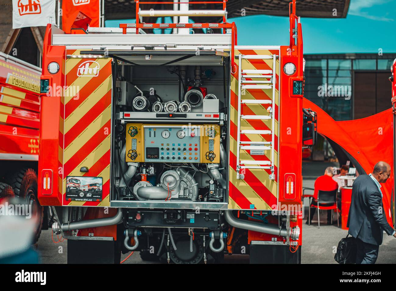 In einem hinteren Teil eines modernen Feuerwehrautos, in dem die gesamte Ausrüstung für schnelle Action aussortiert ist. Stockfoto
