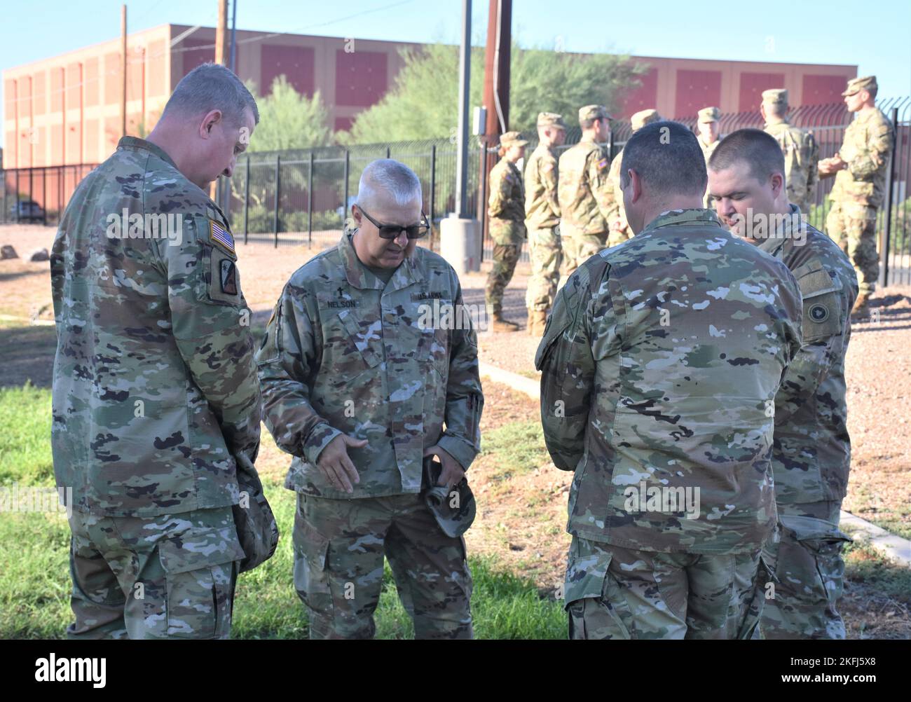 Kaplan (Maj.) Desmond Nelson (Mitte), Brigadekaplan, 653. Regional Support Group, führt ein Morgengebet mit drei Soldaten nach der ersten Formation am 18. September, Brigadehauptquartier, Mesa, Arizona. Die 653. RSG ist Teil des 311. Sustainment Command (Expeditionary) Hauptquartiers und bietet militärische und logistische Unterstützung für die Army Reserve. Stockfoto