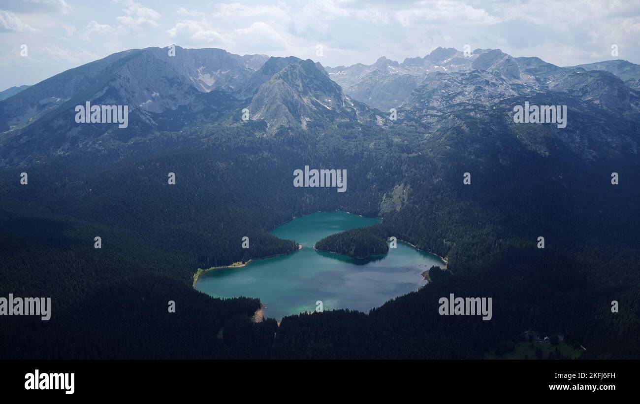 Luftdrohnenaufnahme des Schwarzen Sees im Nationalpark Durmitor in Montenegro. UNESCO-geschütztes Gebiet. Urlaub und Urlaub in der Natur. Stockfoto