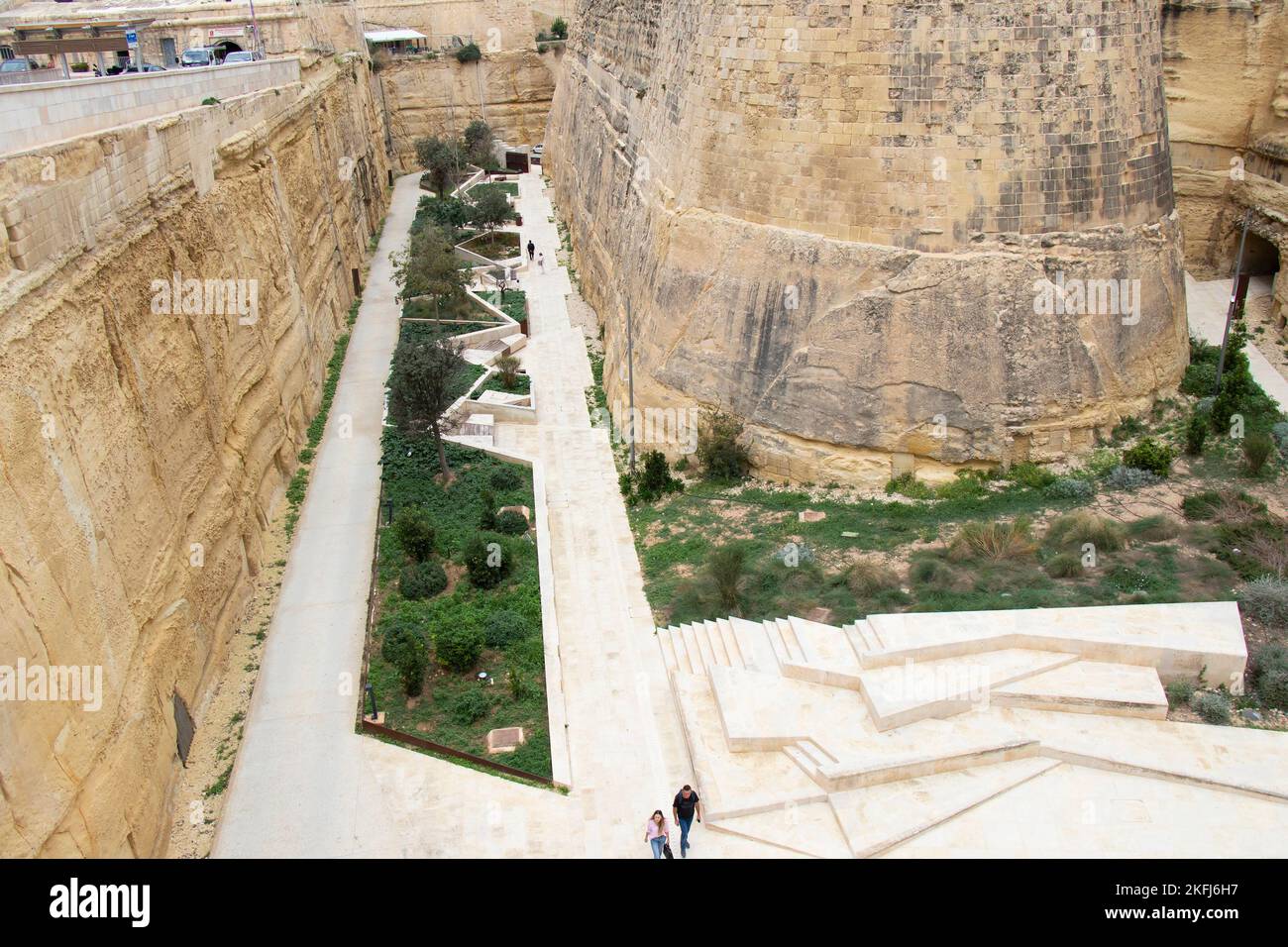 Valletta, Malta - 12. November 2022: Umgestalteter Graben um das Haupttor der Stadt Valletta mit Befestigungsmauern, ein Teil des Renzo Piano Projekts Stockfoto