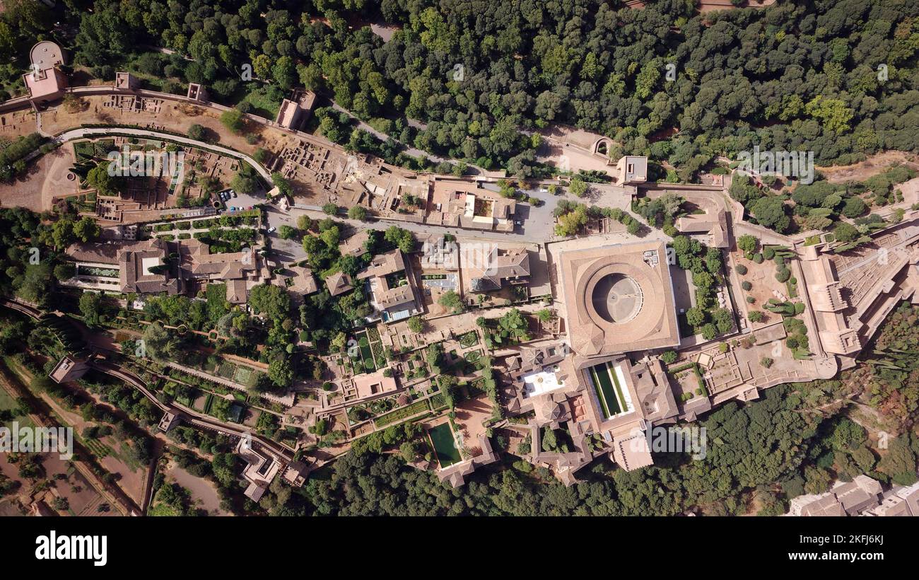 Luftdrohnenaufnahme des Alhambra-Palastes, Granada an sonnigen Tagen. Maurische Architektur. Reisen Sie in die Zeit und entdecken Sie die Geschichte. Tolle Reiseziele Stockfoto