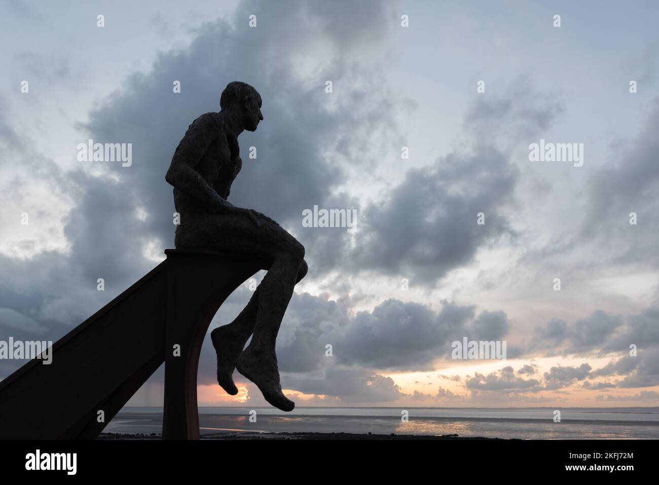 Symmetrische Muster auf dem Strompylon. Bewölkter blau-weißer Himmel. Schleppdrähte und hervorragende Bautechnik. Stockfoto