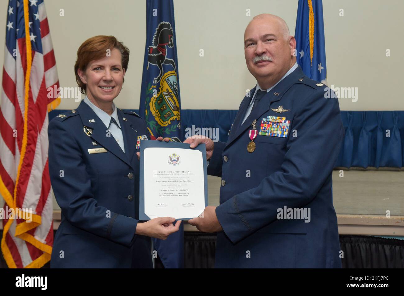 Oberst Christine Munch, Kommandantin der Mission Support Group von 111., überreicht USANG LT. Col. Brian C. Carr, ehemaliger Kommandant der Engineering Installation Squadron von 270., während einer Zeremonie auf der Biddle Air National Guard Base in Horsham, Pennsylvania, am 18. September 2021, seine Pensionierungsbescheinigung. Carr, ein gebürtiger aus Dolgeville, New York, diente mehr als 30 Jahre in der US-Luftwaffe. Stockfoto