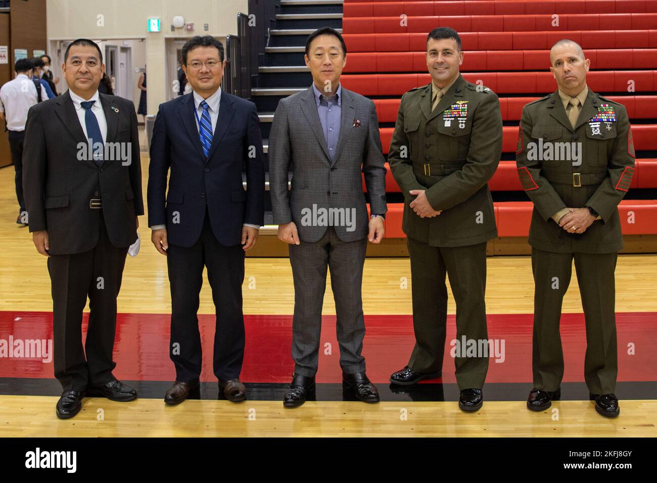 Die Marine Corps Air Station Iwakuni und die lokale Bürgerschaft, die am Global Friendship Camp teilnimmt, posieren für ein Gruppenfoto im MCAS Iwakuni, Japan, 18. September 2022. Das Global Friendship Camp ist eine schulgeführte Veranstaltung, die die Beziehung zwischen japanischen und amerikanischen Schulkindern stärken soll, indem sie mehr über die Kulturen des jeweils anderen lernen. Stockfoto