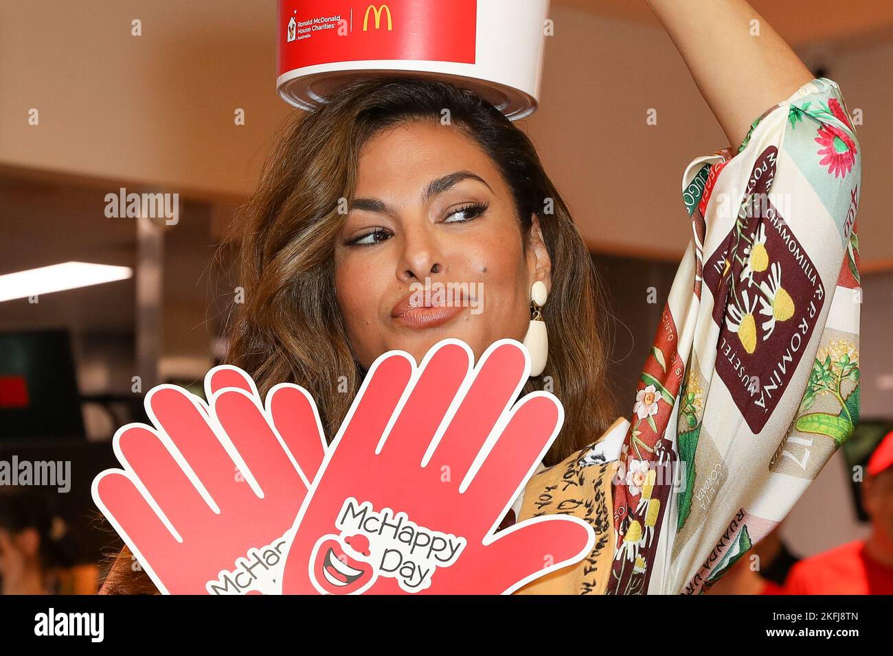 19. November 2022: EVA MENDES besucht McDonald's Haberfield für den McHappy Day am 19. November 2022 in Sydney, NSW Australien (Foto: © Christopher Khoury/Australian Press Agency via ZUMA Wire) Stockfoto