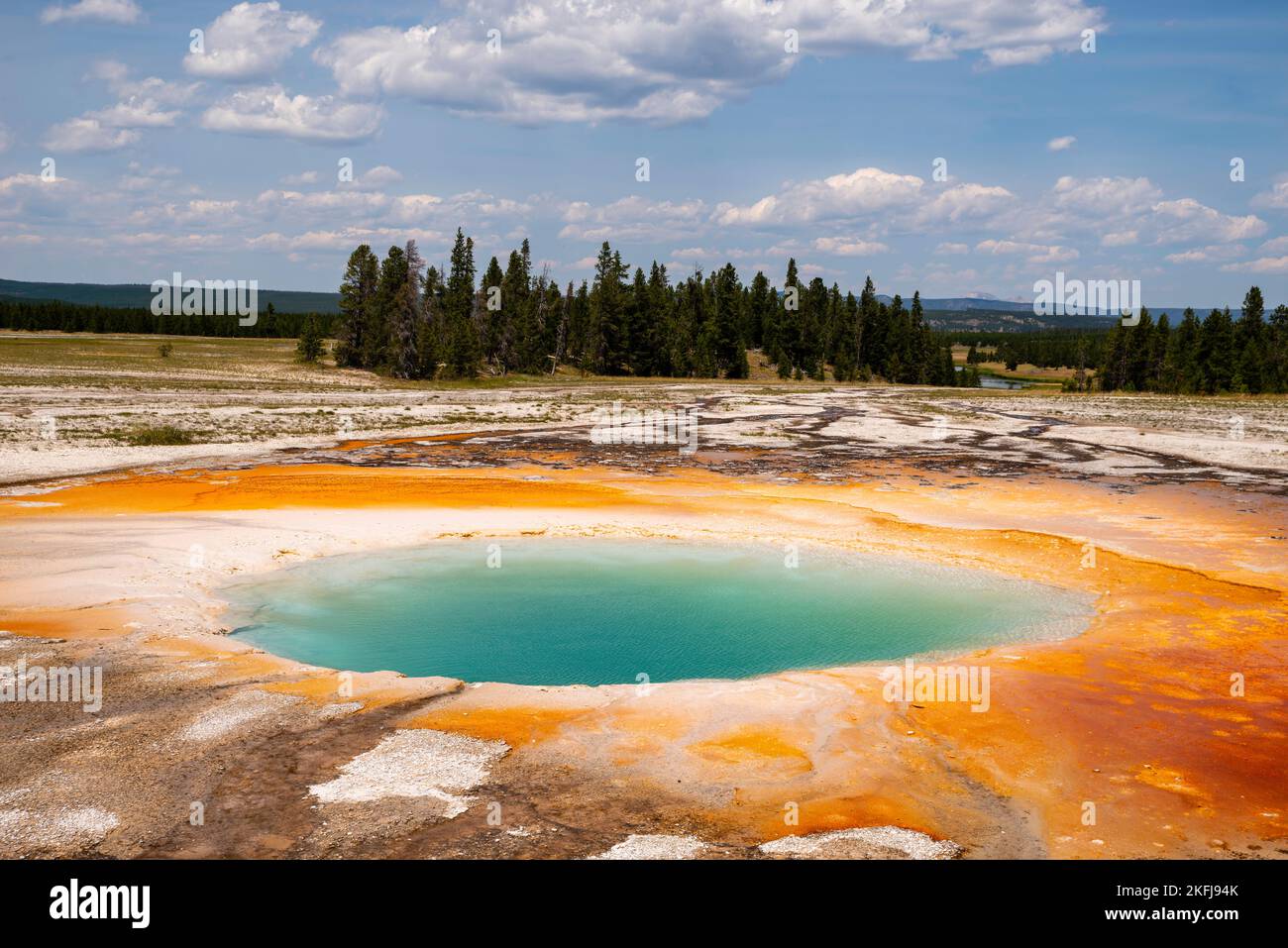 Ein Foto von Oopal Pool aus Midway Geyser Basin; Yellowstone National Park; Wyoming, USA. Stockfoto