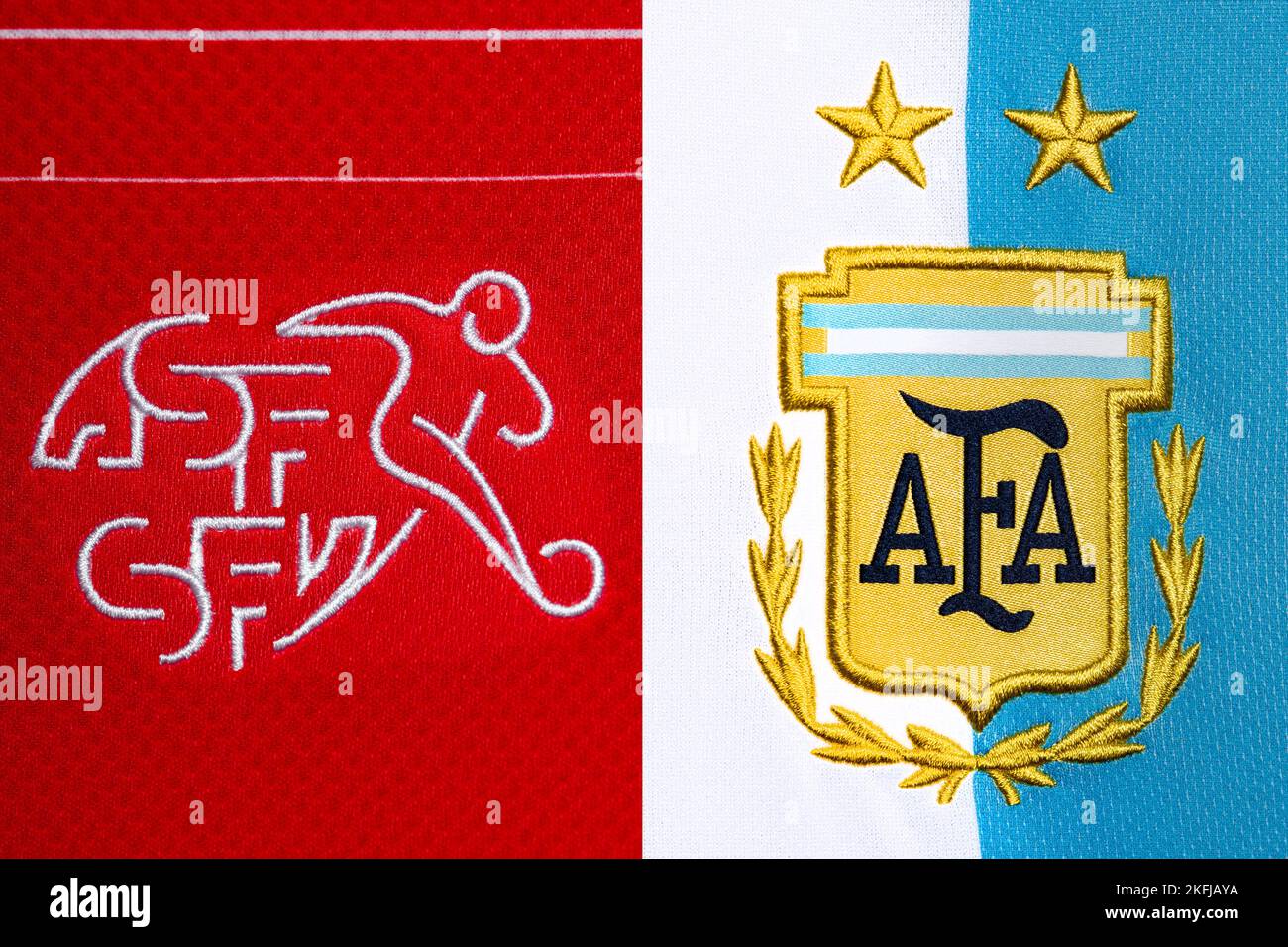 Nahaufnahme des Nationalmannschaftswappens auf dem Heimtrikot. FIFA Fußball-Weltmeisterschaft Katar 2022. Stockfoto