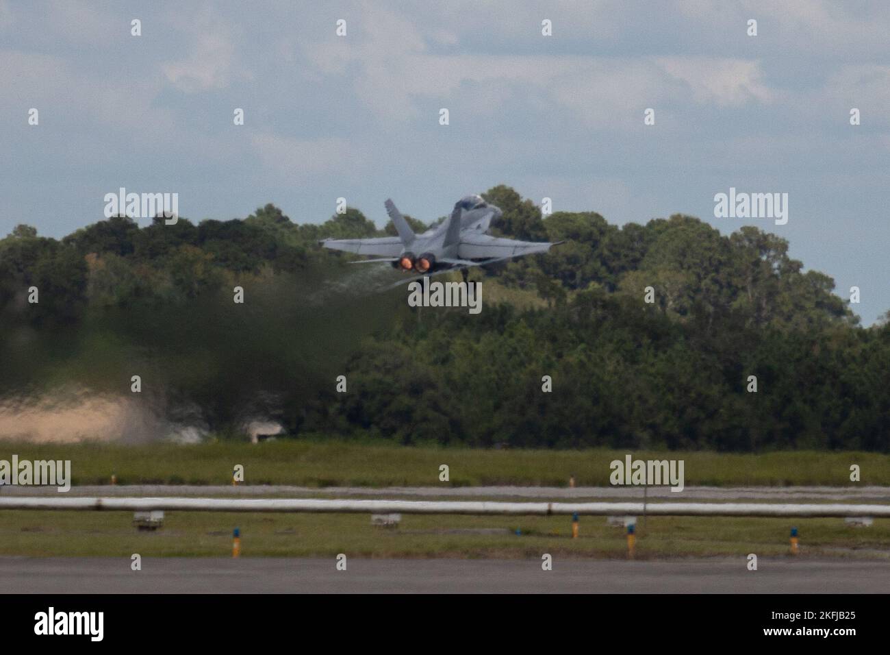 Ein US Marine Corps F/A-18 Hornet, hebt zu einem Incentive-Flug an der Marine Corps Air Station Beaufort, South Carolina, 19. September 2022 ab. Marine Fighter Attack Squadron 312 bot Marines Flüge an, die erneut als Belohnung für ihr Engagement für das Marine Corps aufgenommen wurden. Stockfoto