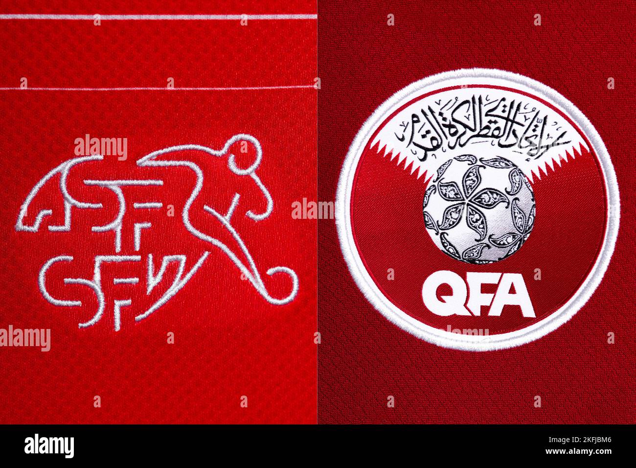 Nahaufnahme des Nationalmannschaftswappens auf dem Heimtrikot. FIFA Fußball-Weltmeisterschaft Katar 2022. Stockfoto