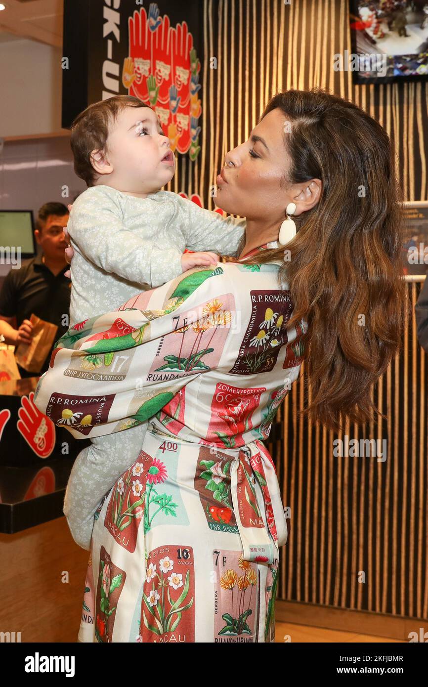 19. November 2022: EVA MENDES besucht McDonald's Haberfield für den McHappy Day am 19. November 2022 in Sydney, NSW Australien (Foto: © Christopher Khoury/Australian Press Agency via ZUMA Wire) Stockfoto