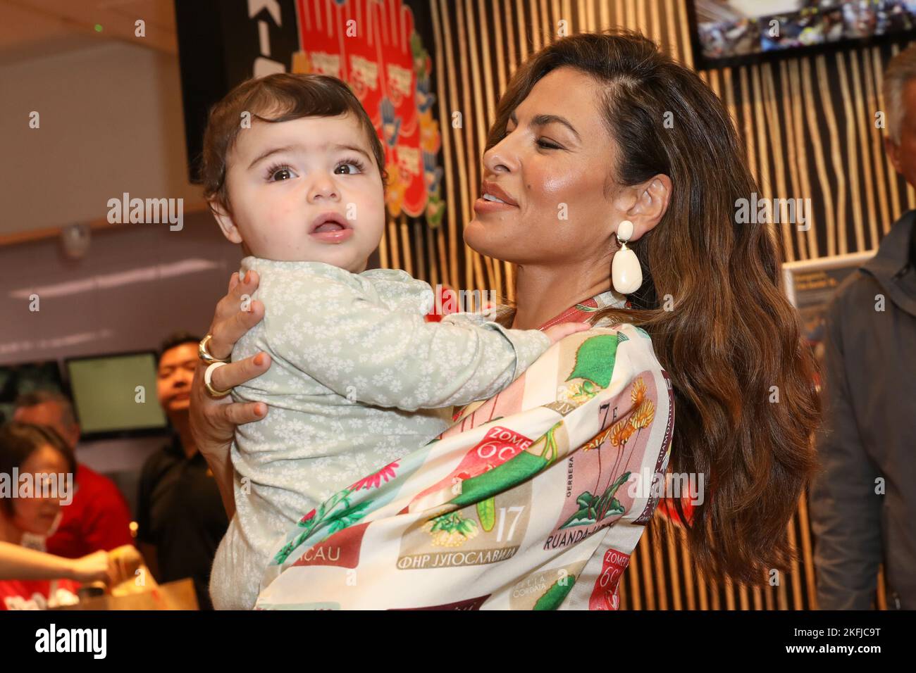 19. November 2022: EVA MENDES besucht McDonald's Haberfield für den McHappy Day am 19. November 2022 in Sydney, NSW Australien (Foto: © Christopher Khoury/Australian Press Agency via ZUMA Wire) Stockfoto