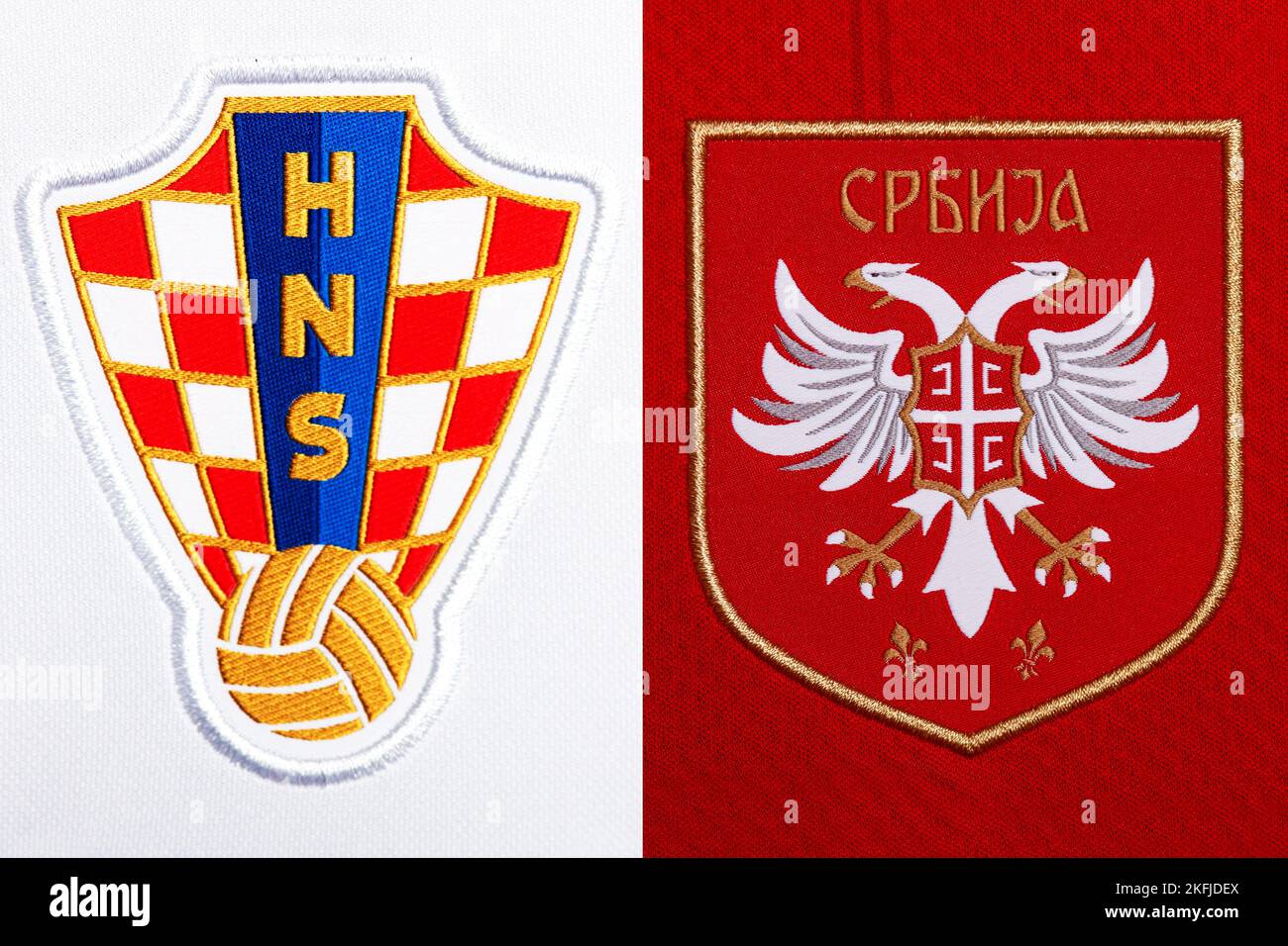 Nahaufnahme des Nationalmannschaftswappens auf dem Heimtrikot. FIFA Fußball-Weltmeisterschaft Katar 2022. Stockfoto