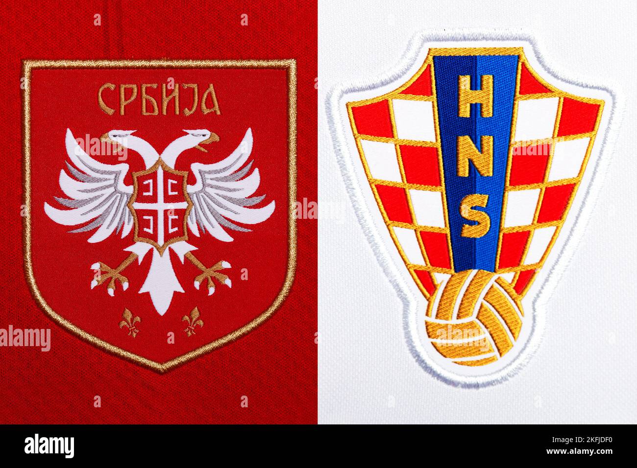 Nahaufnahme des Nationalmannschaftswappens auf dem Heimtrikot. FIFA Fußball-Weltmeisterschaft Katar 2022. Stockfoto