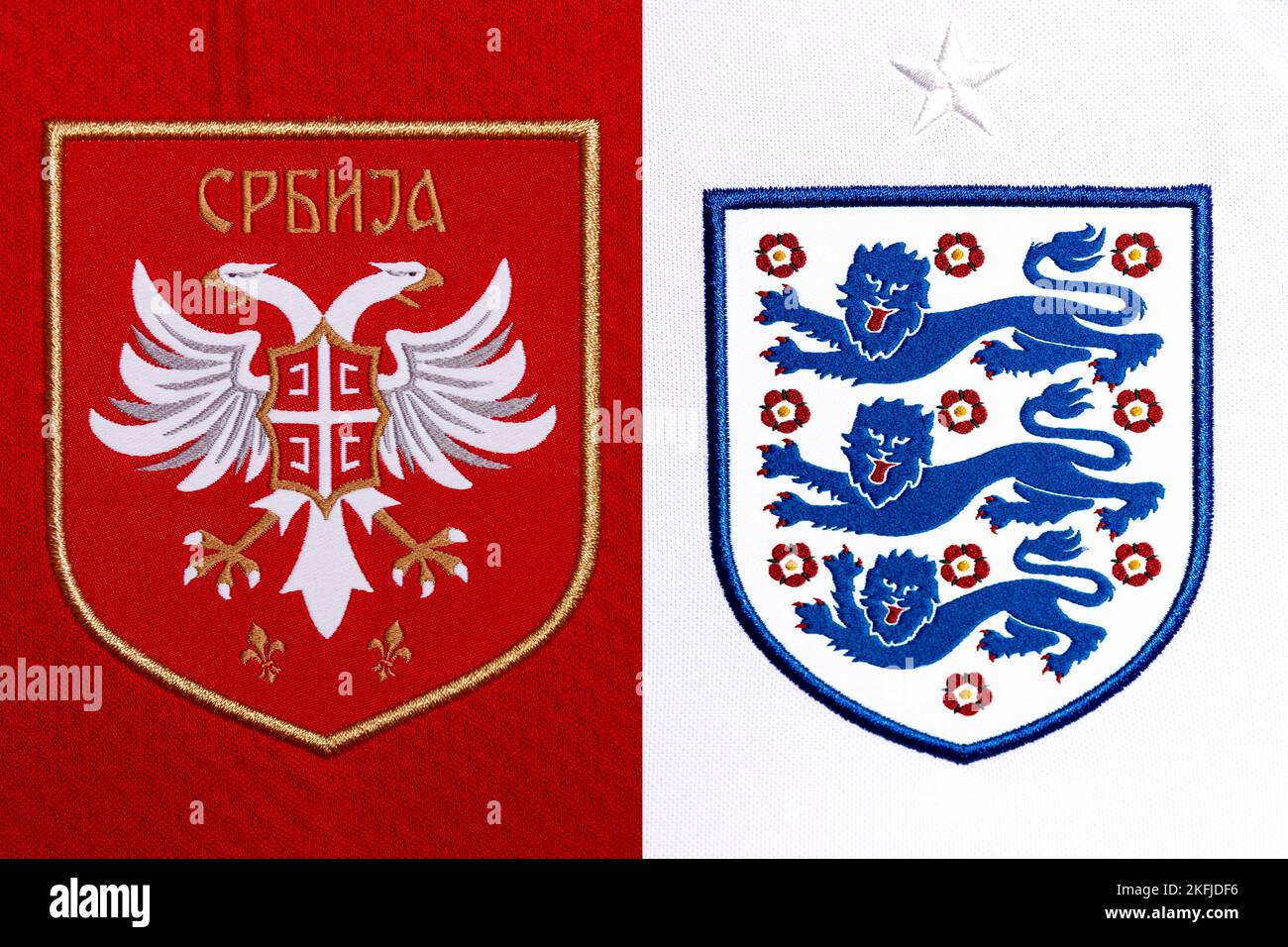 Nahaufnahme des Nationalmannschaftswappens auf dem Heimtrikot. FIFA Fußball-Weltmeisterschaft Katar 2022. Stockfoto