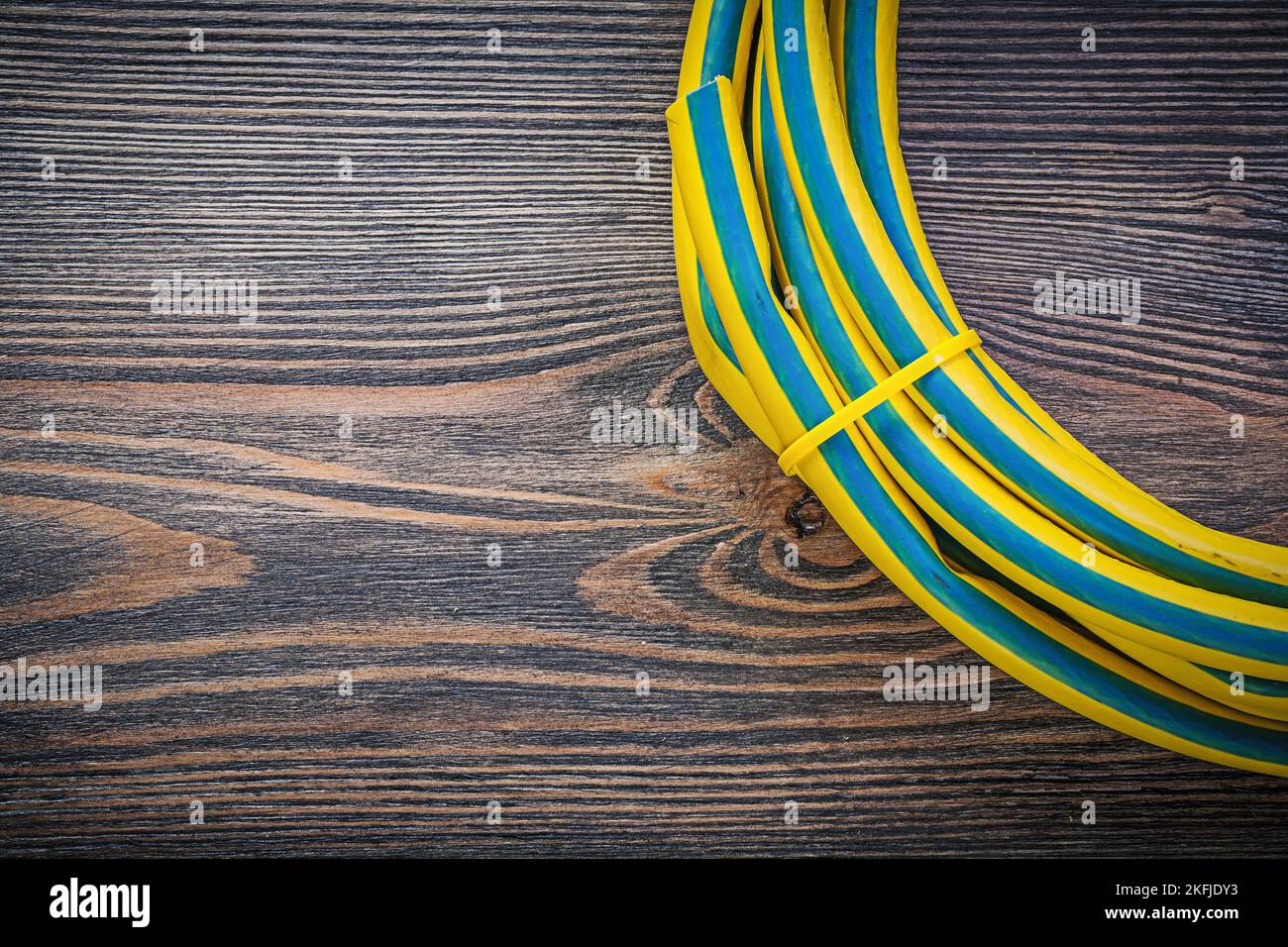Spiralgummischlauch auf Holzbrett Gartenkonzept. Stockfoto