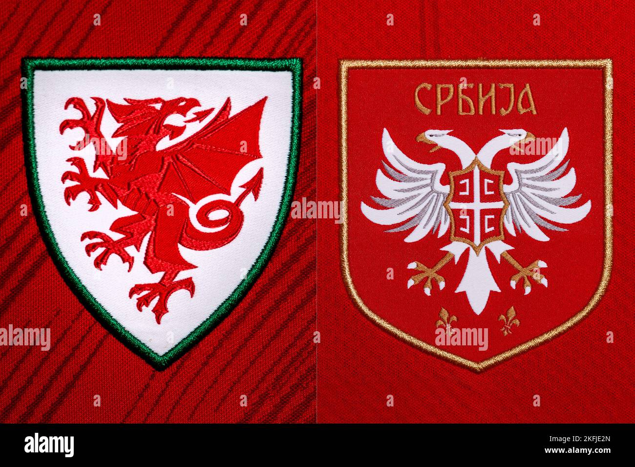 Nahaufnahme des Nationalmannschaftswappens auf dem Heimtrikot. FIFA Fußball-Weltmeisterschaft Katar 2022. Stockfoto