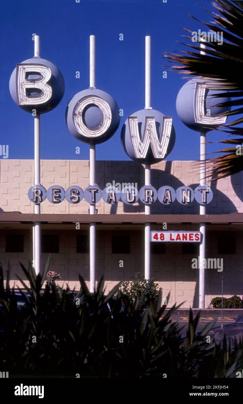 Googie-Stil BOWL-Schild an der Bowlingbahn, Los Angeles, CA Stockfoto