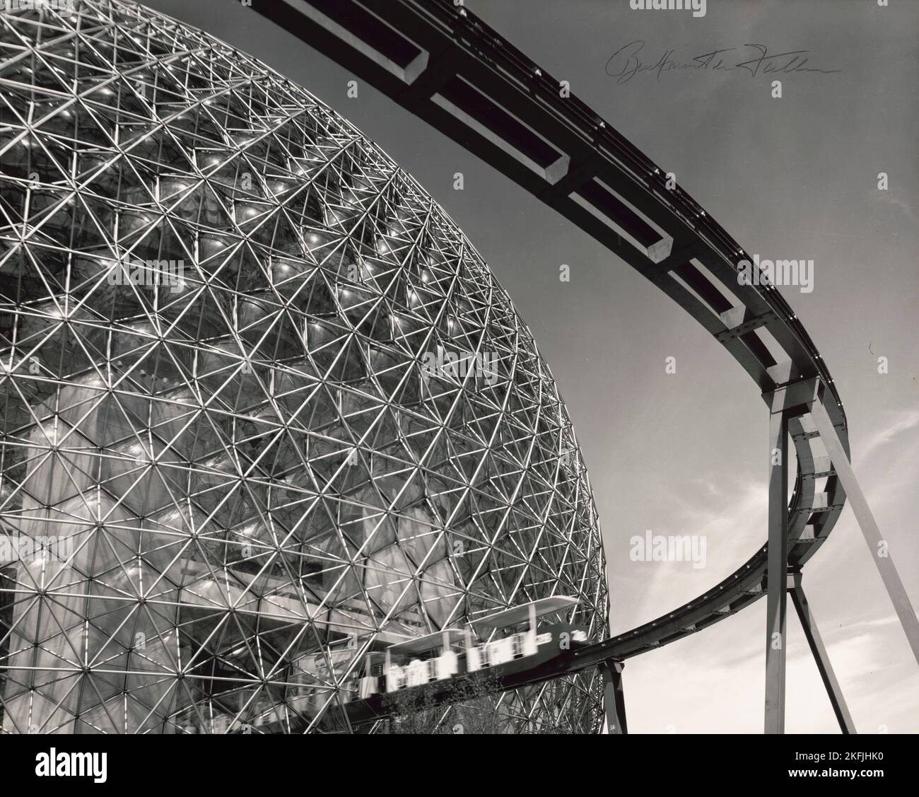 Schwarz-Weiß-Foto der Monorail und der geodätischen Kuppel auf der Expo 67 in Montreal, Quebec, Kanada, entworfen vom amerikanischen Architekten Buckminster Fuller. In diesem Gebäude befand sich der amerikanische Pavillon auf der Weltausstellung 1967 in Montreal. Foto von Bill Engdahl und signiert von Buckminster Fuller. Stockfoto