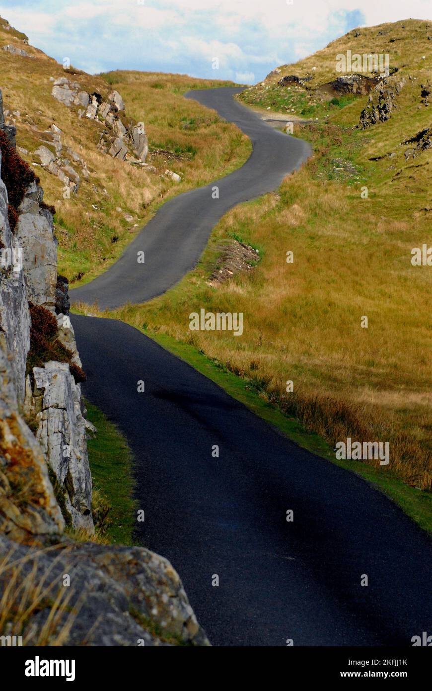 Eine vertikale Aufnahme der langen Straße bis zu den berühmten Klippen der Slieve League im County Donegal, Irland. Die höchste zugängliche Meeresklippe Europas. Stockfoto