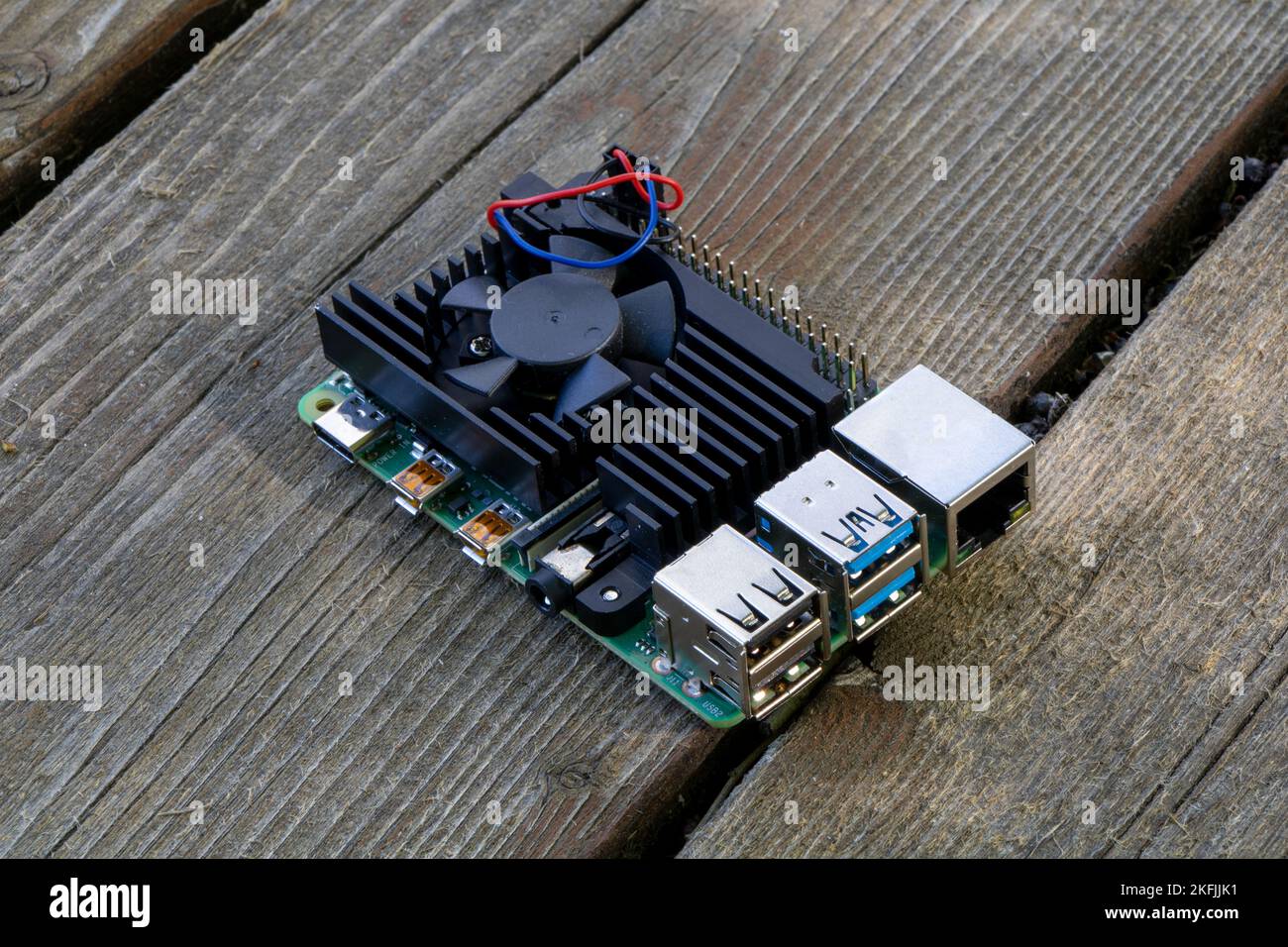 Nahaufnahme eines Mikrocomputers für die Elektrotechnik und Programmierung von Prototyping auf Holzoberflächen Stockfoto