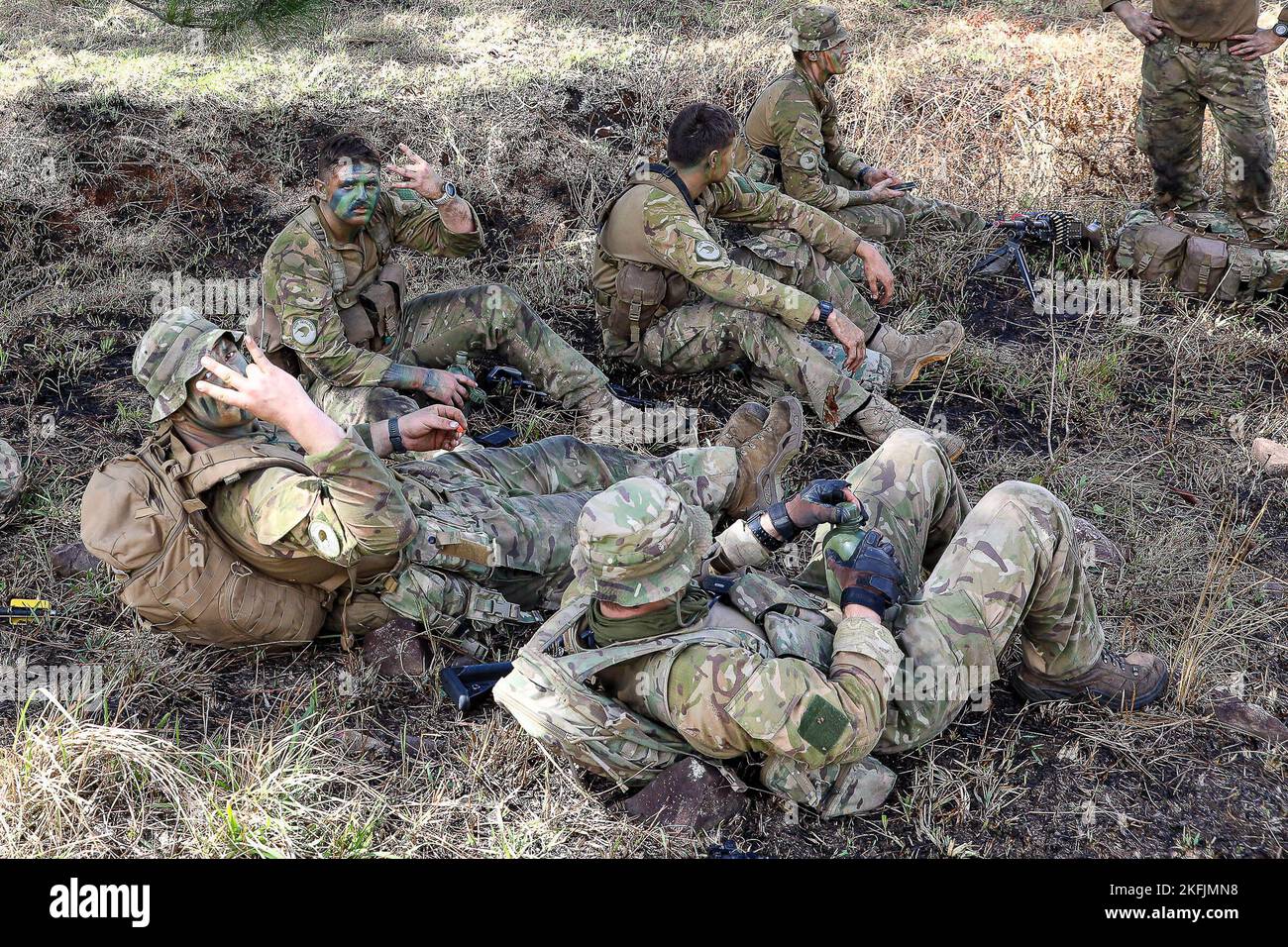 Neuseeländische Soldaten mit dem 2./1., 16 Field Regiment, Royal New Zealand Artillery, zeigen das Handsignal ihrer Einheit; Neuseeland verwendet in erster Linie Handsignale bei der Kommunikation während der Übungsbahnen des Situational Training im Nausori Highlands Training Area, Fidschi, 21. September 2022. Übung Cartwheel ist eine multilaterale militärisch-militärische Trainingsübung mit den Vereinigten Staaten, dem Militär der Republik Fidschi, australischen, neuseeländischen und britischen Streitkräften, die durch Entwicklung und Stress die Fähigkeit zur Bewältigung einer Krise und von Eventualitäten stärkt und die Einsatzbereitschaft und Interoperabilität stärkt Stockfoto