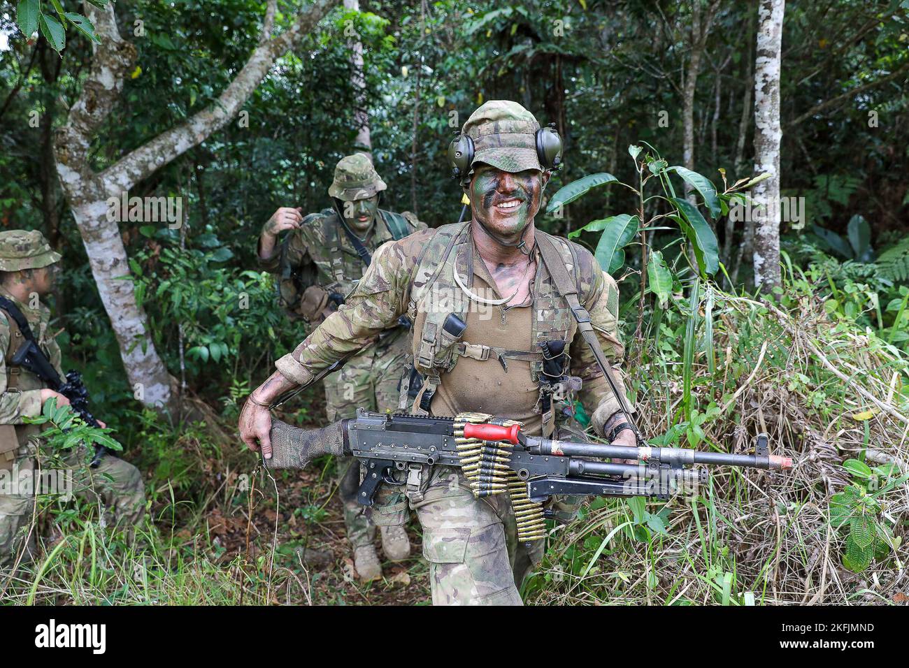 Neuseeländische Soldaten mit dem 2./1., 16 Field Regiment, Royal New Zealand Artillery, haben den Zwischenraum auf der zweiten Spur während der Trainingsbahnen des Situational Training im Trainingsgebiet der Nausori Highlands, Fidschi, am 21. September 2022, abgeschlossen. Übung Cartwheel ist eine multilaterale militärisch-militärische Trainingsübung mit den Vereinigten Staaten, dem Militär der Republik Fidschi, australischen, neuseeländischen und britischen Streitkräften, die durch die Entwicklung und Betonung von Einheiten auf höchstem Ausbildungsniveau die Fähigkeit zur Bewältigung einer Krise und von Eventualitäten erhöht. Stockfoto