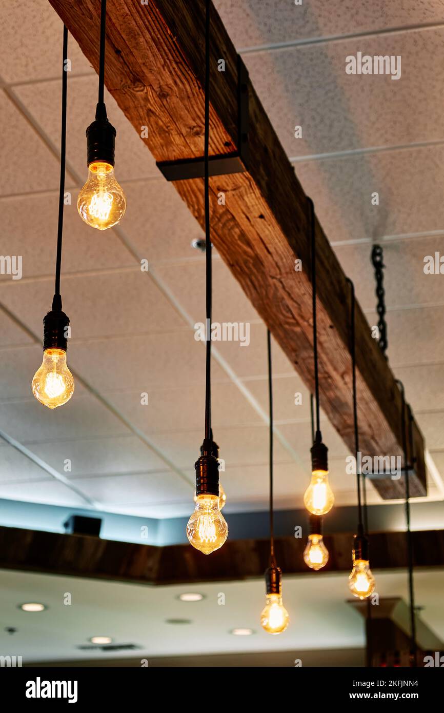 Dekorative, hängende LED-Leuchten von einem Deckenbalken, um die Inneneinrichtung in einem Restaurant in Montgomery, Alabama, USA, zu verstärken. Stockfoto
