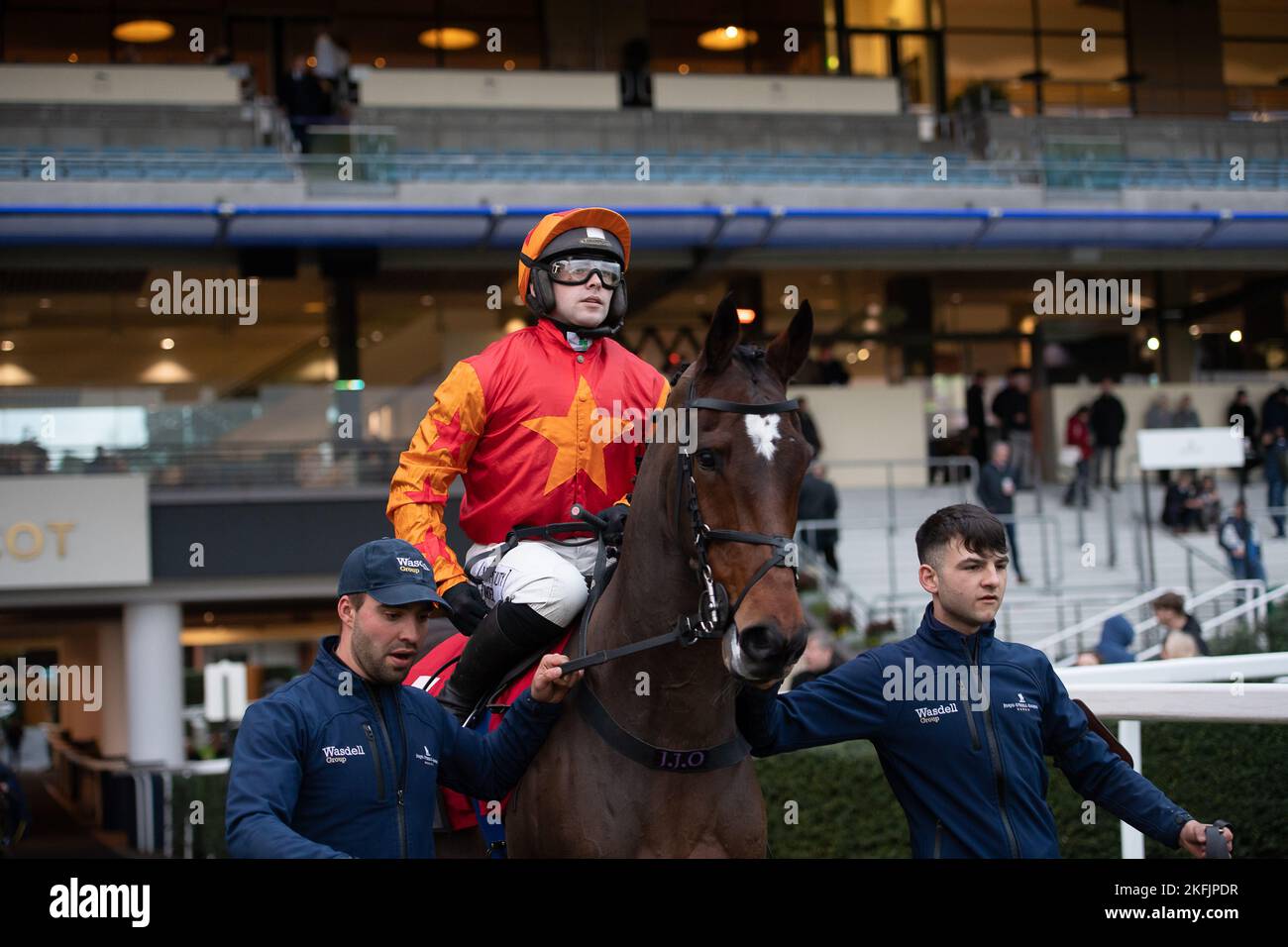 Ascot, Bergen, Großbritannien. 18.. November 2022. Das Pferd Halifax, das von Jockey Jonjo O'Neill Jr gefahren wird, begibt sich auf die Rennstrecke für das Handicap Hurdle Race in der Paddock Ownership Day Series für Anfänger. Quelle: Maureen McLen/Alamy Live News Stockfoto