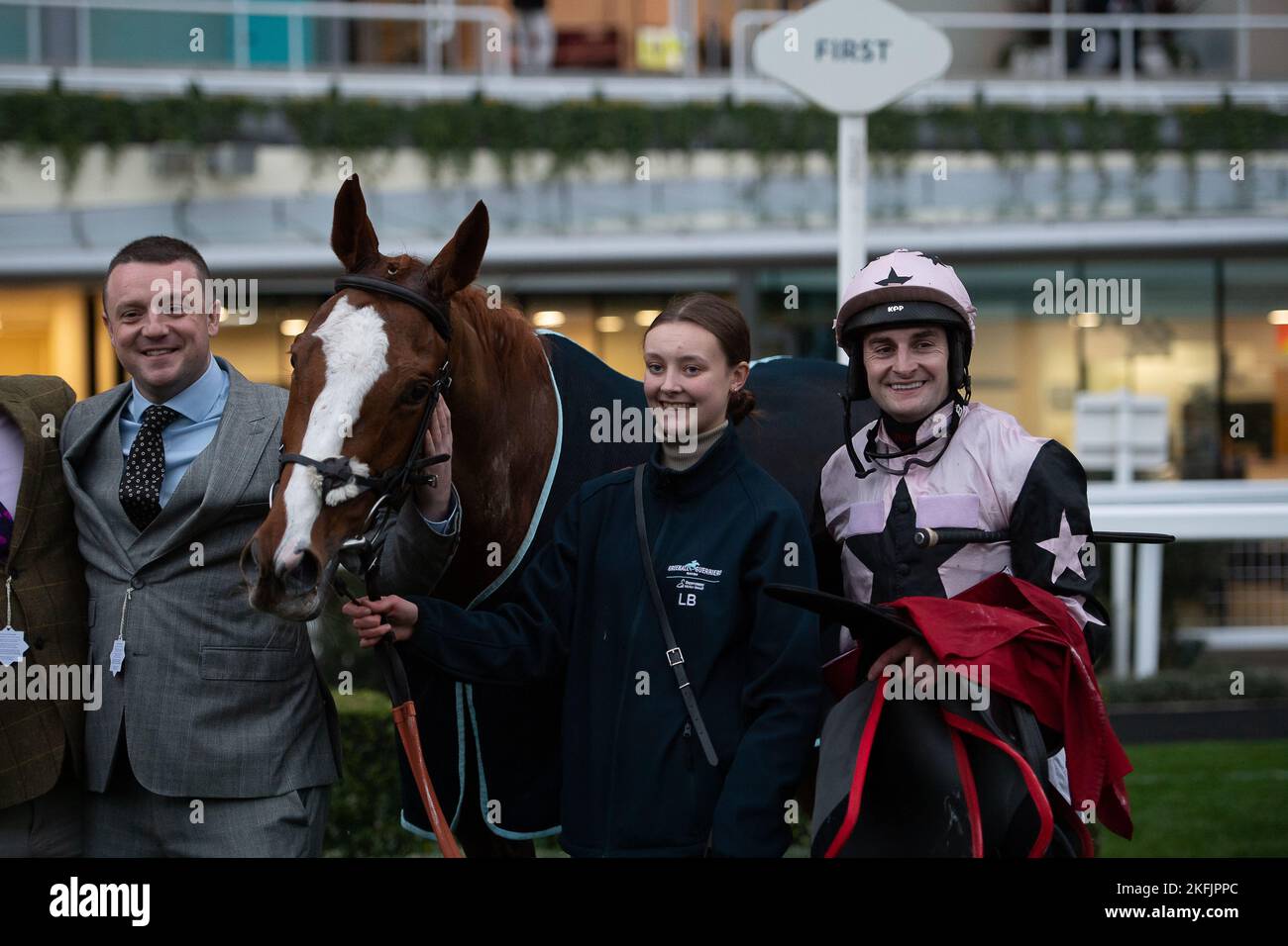 Ascot, Bergen, Großbritannien. 18.. November 2022. Jockey Henry Brooke Reitpferd der Frager Gewinner des in the Paddock Ownership Day Series Novices Handicap Hurdle Race. Besitzer Salmon Racing. Trainer Oliver Greenall. Sponsor Amelia Knight Holdings Ltd. Credit: Maureen McLen/Alamy Live News Stockfoto