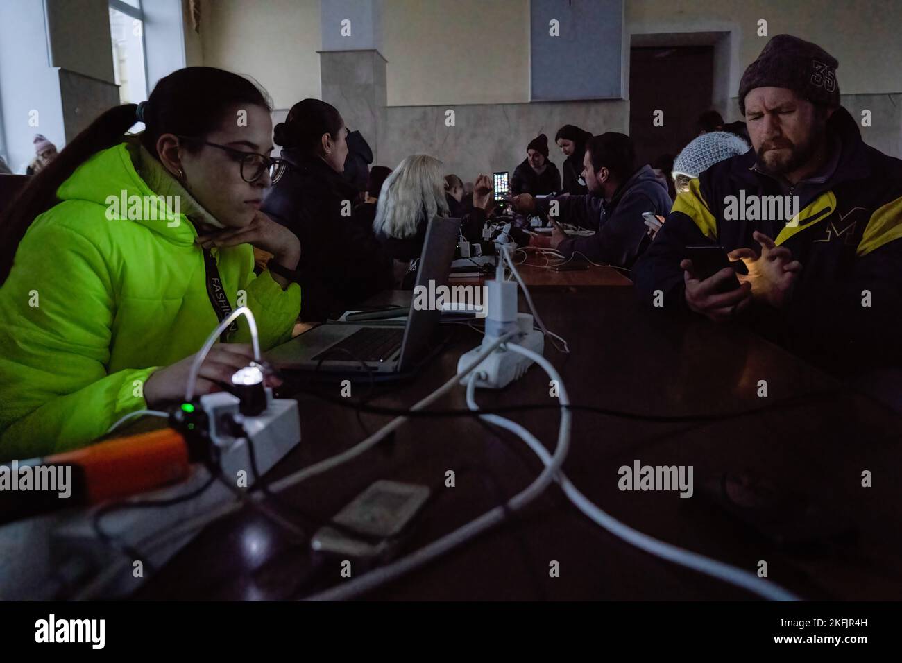 Cherson, Ukraine. 17.. November 2022. Die Bewohner laden ihre Telefone, Tablets und Computer im Bahnhof auf. Die Bewohner von Kherson sind immer noch überglücklich über die Befreiung der Stadt und setzen mehr als 8 Monate der Besetzung zu Ende. Dennoch verfügt die südliche regionale Hauptstadt noch immer über keinen Strom, kein Wasser und ein Minimum an Signal- und Nahrungsmittelversorgung. Kredit: SOPA Images Limited/Alamy Live Nachrichten Stockfoto