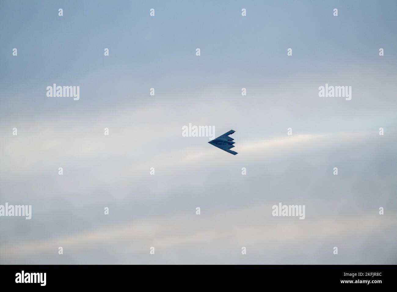 Ein Bomber der US Air Force B-2 Spirit, der dem Bombenflügel 509., dem Luftwaffenstützpunkt Whiteman, Missouri, zugewiesen wurde, führt am 15. November 2022 auf dem Luftwaffenstützpunkt Luke, Arizona, Training außerhalb der Station durch. Dies war das erste Mal, dass alliierte F-35 Lightning II-Flugzeuge mit den US-Luftstreitkräften B-2 in den Vereinigten Staaten integriert wurden. (USA Luftwaffe Foto von Airman 1. Klasse Jakob Hambright) Stockfoto Ein Bomber der US Air Force B-2 Spirit, der dem Bombenflügel 509., dem Luftwaffenstützpunkt Whiteman, Missouri, zugewiesen wurde, führt am 15. November 2022 auf dem Luftwaffenstützpunkt Luke, Arizona, Training außerhalb der Station durch. Dies war das erste Mal, dass alliierte F-35 Lightning II-Flugzeuge mit den US-Luftstreitkräften B-2 in den Vereinigten Staaten integriert wurden. (USA Luftwaffe Foto von Airman 1. Klasse Jakob Hambright) Stockfoto