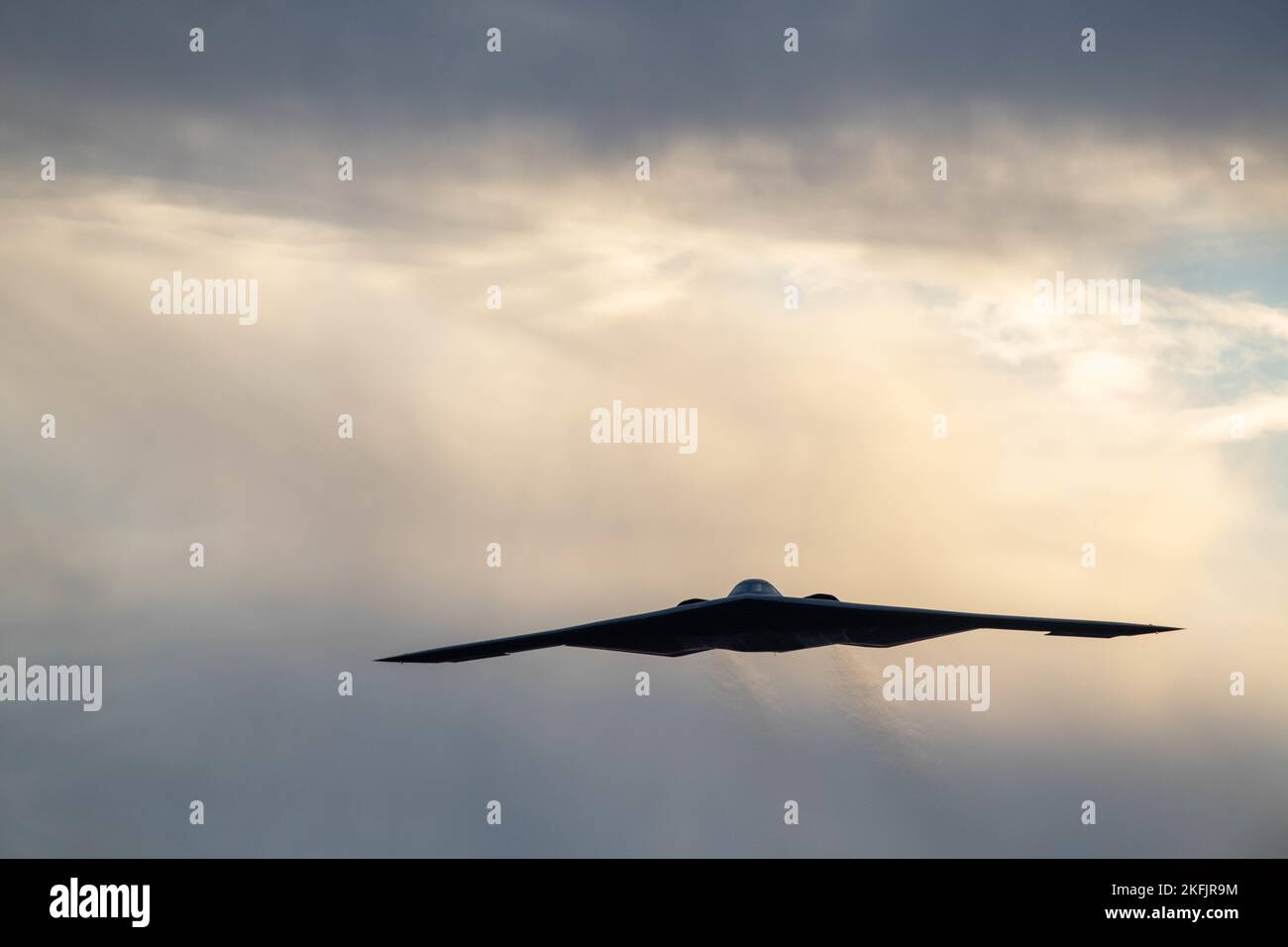 Ein Bomber der US Air Force B-2 Spirit, der dem Bombenflügel 509., dem Luftwaffenstützpunkt Whiteman, Missouri, zugewiesen wurde, führt am 15. November 2022 auf dem Luftwaffenstützpunkt Luke, Arizona, Training außerhalb der Station durch. Dies war das erste Mal, dass alliierte F-35 Lightning II-Flugzeuge mit den US-Luftstreitkräften B-2 in den Vereinigten Staaten integriert wurden. (USA Luftwaffe Foto von Airman 1. Klasse Jakob Hambright) Stockfoto Ein Bomber der US Air Force B-2 Spirit, der dem Bombenflügel 509., dem Luftwaffenstützpunkt Whiteman, Missouri, zugewiesen wurde, führt am 15. November 2022 auf dem Luftwaffenstützpunkt Luke, Arizona, Training außerhalb der Station durch. Dies war das erste Mal, dass alliierte F-35 Lightning II-Flugzeuge mit den US-Luftstreitkräften B-2 in den Vereinigten Staaten integriert wurden. (USA Luftwaffe Foto von Airman 1. Klasse Jakob Hambright) Stockfoto