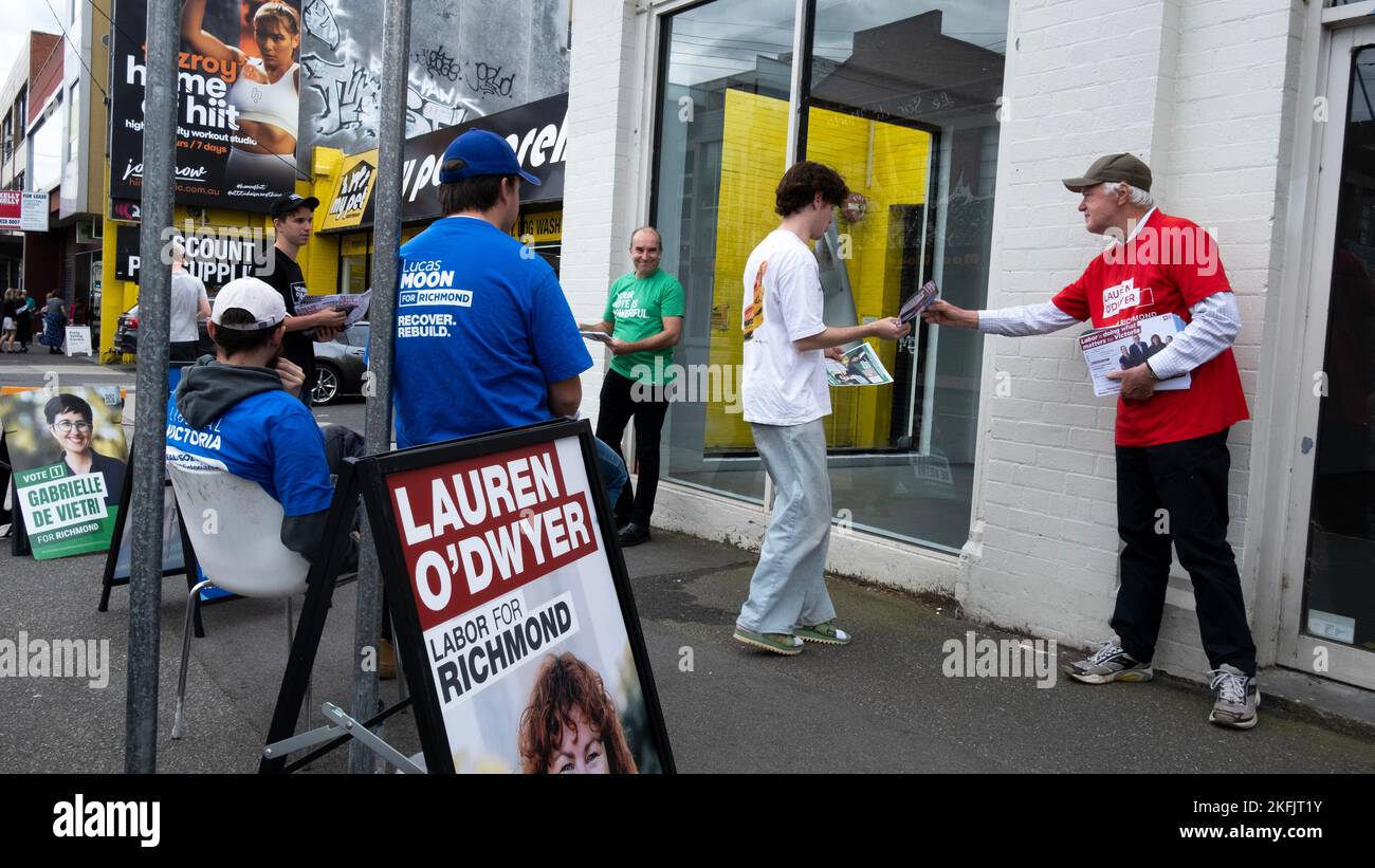 Volunters gibt politische Informationen an einem frühen Wahlzentrum für die Wahlen zum viktorianischen Staat weiter. Fitzroy, Melbourne, Victoria, Australien. Stockfoto