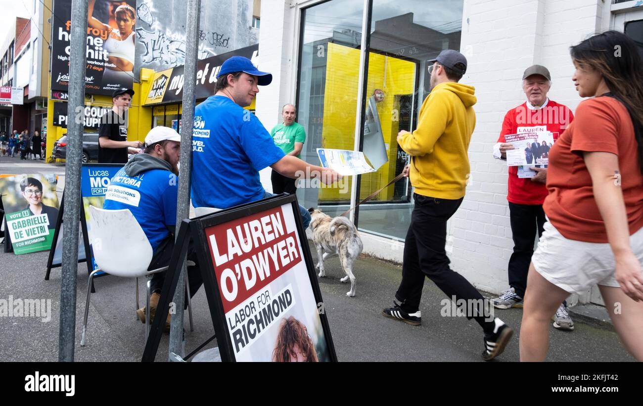 Volunters gibt politische Informationen an einem frühen Wahlzentrum für die Wahlen zum viktorianischen Staat weiter. Fitzroy, Melbourne, Victoria, Australien. Stockfoto