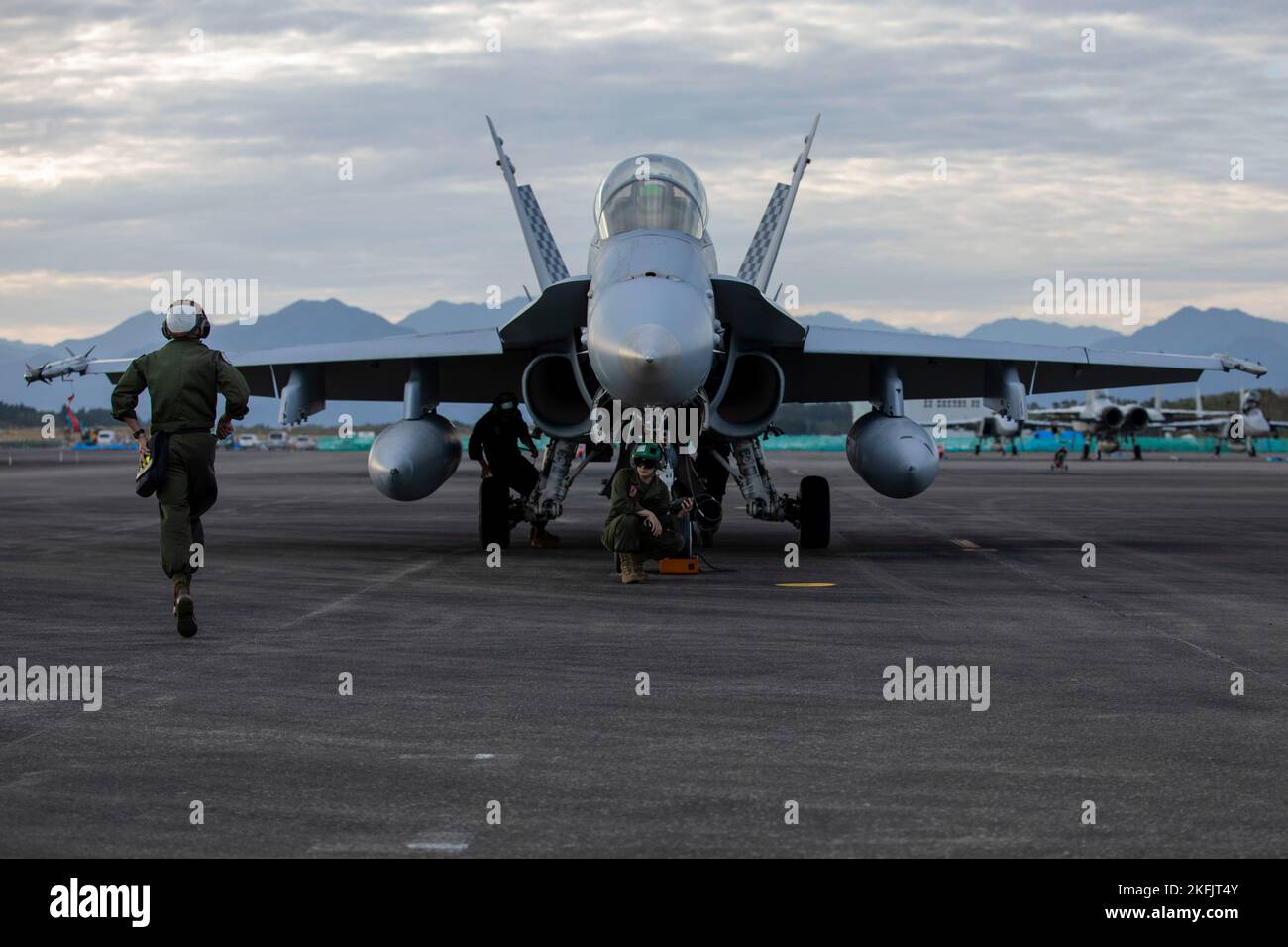 US-Marineinfanteristen mit Marine Fighter Attack Squadron 312 bereiten ein F/A-18D Hornet-Flugzeug für den Start während der Übung Keen Sword 2023 auf der Japan Air Self-Defense Force Nyutabaru Air Base, Japan, 15. November 2022 vor. Keen Sword ist eine alle zwei Jahre stattfindende Übung, die die Bereitschaft Japans und der USA, die Interoperabilität und die bilateralen Beziehungen verbessern soll, während gleichzeitig die Entschlossenheit der USA demonstriert wird, die Sicherheitsinteressen von Verbündeten und Partnern in der Indo-Pazifik-Region zu unterstützen. (USA Marine Corps Foto von Sgt. Jackson Ricker) Stockfoto