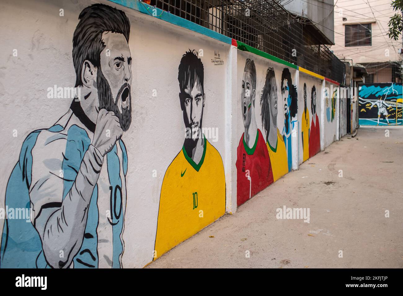 Dhaka, Bangladesch. 17.. November 2022. Ein Graffiti berühmter Fußballstars, Lionel Messi, Neymar, Cristiano Ronaldo, Ronaldinho und Diego Maradona, ist vor der FIFA Fußball-Weltmeisterschaft 2022 an einer Wand bei KM das Lane in Dhaka gemalt. Kredit: SOPA Images Limited/Alamy Live Nachrichten Stockfoto