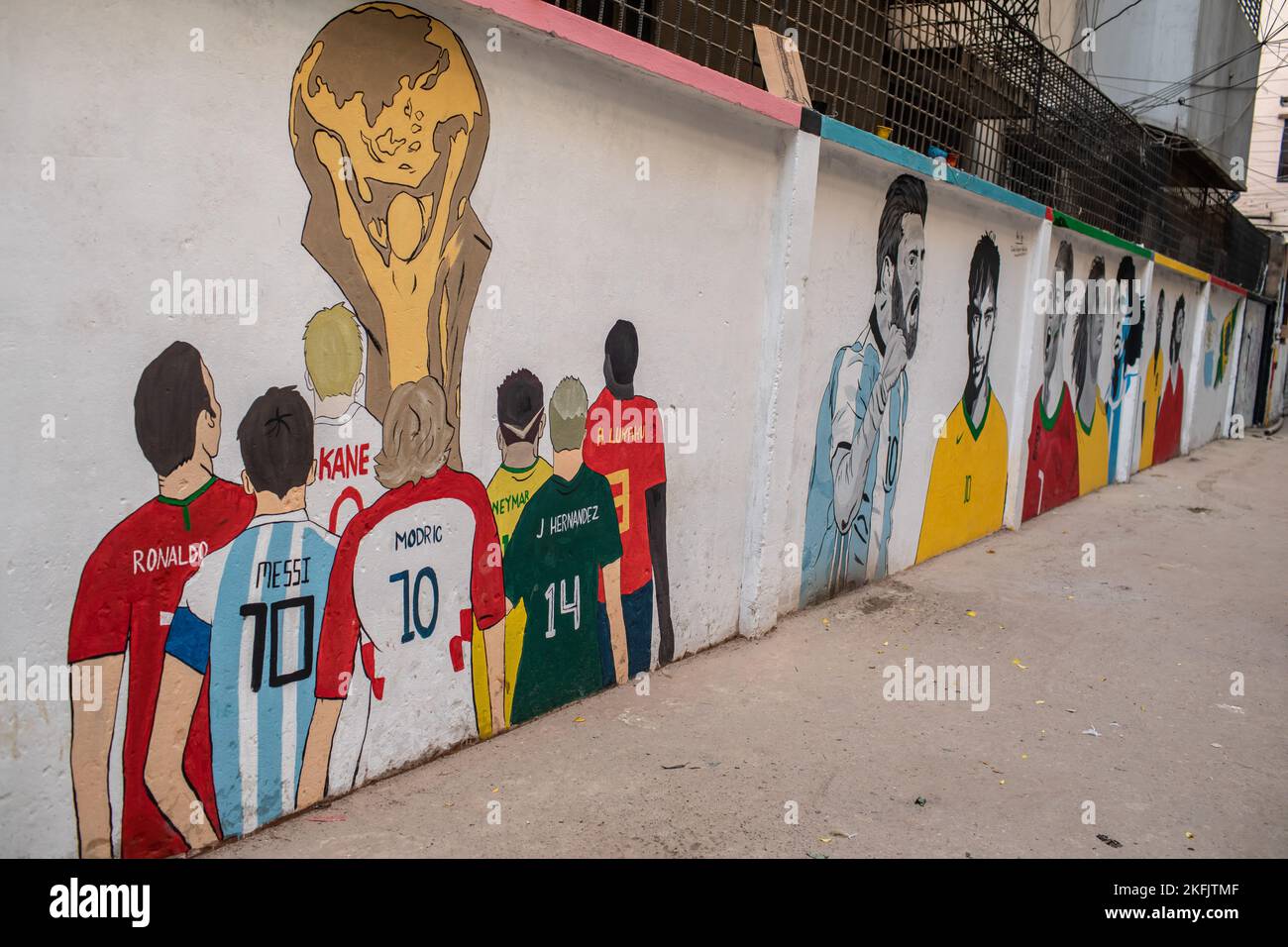 Dhaka, Bangladesch. 17.. November 2022. Graffiti der Weltmeisterschaft, berühmte Fußballstars, Lionel Messi, Neymar, Cristiano Ronaldo, Ronaldinho und Diego Maradona sind vor der FIFA Fußball-Weltmeisterschaft 2022 an einer Wand im KM das Lane in Dhaka gemalt. Kredit: SOPA Images Limited/Alamy Live Nachrichten Stockfoto