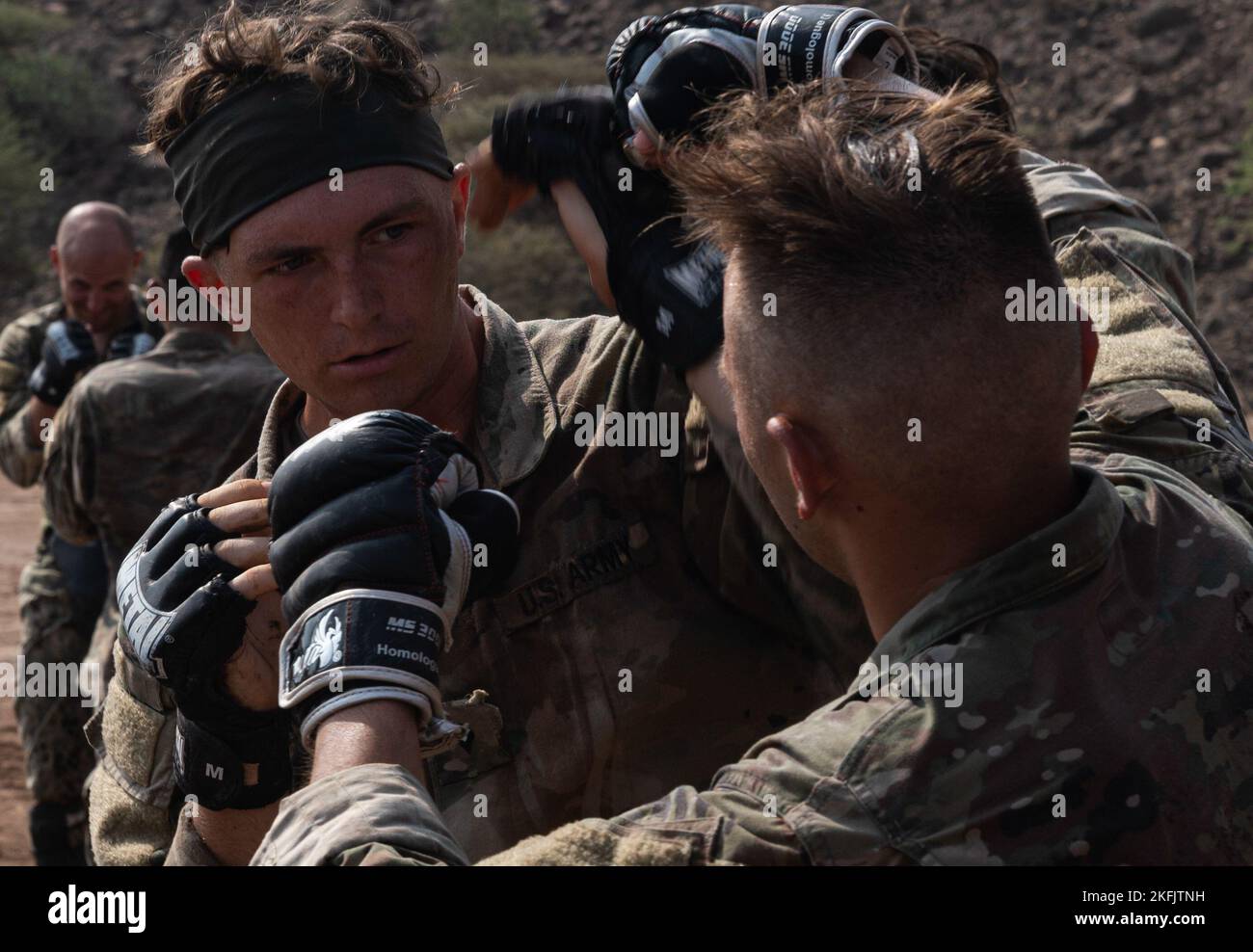 US-Dienstmitglieder, die der Combined Joint Task Force - Horn of Africa zugewiesen sind, üben beim Centre Dentrainment Au Combat (CECAD), Dschibuti, 20. September 2022, während sie am French Desert Commando Course (FDCC) teilnehmen. Der FDCC ist ein mehrtägiger Kurs, der von den Franzosen bei CECAD abgehalten wird und sowohl die US- als auch die französischen Dienstmitglieder herausfordert, indem er die Teilnehmer körperlich und geistig durch Land- und Wasserhindernisse und Ausdauerübungen herausfordert, während sie unter strengen Feldbedingungen überleben. Stockfoto