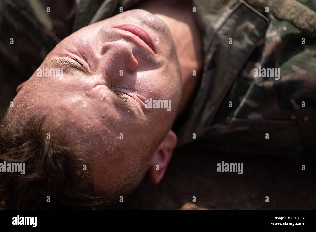 Ein Soldat der US-Armee, der der Combined Joint Task Force - Horn of Africa zugewiesen wurde, erleidet Schmerzen im Centre Dentrainment Au Combat (CECAD), Dschibuti, 20. September 2022, während er am French Desert Commando Course (FDCC) teilnimmt. Der FDCC ist ein mehrtägiger Kurs, der von den Franzosen bei CECAD abgehalten wird und sowohl die US- als auch die französischen Dienstmitglieder herausfordert, indem er die Teilnehmer körperlich und geistig durch Land- und Wasserhindernisse und Ausdauerübungen herausfordert, während sie unter strengen Feldbedingungen überleben. Stockfoto