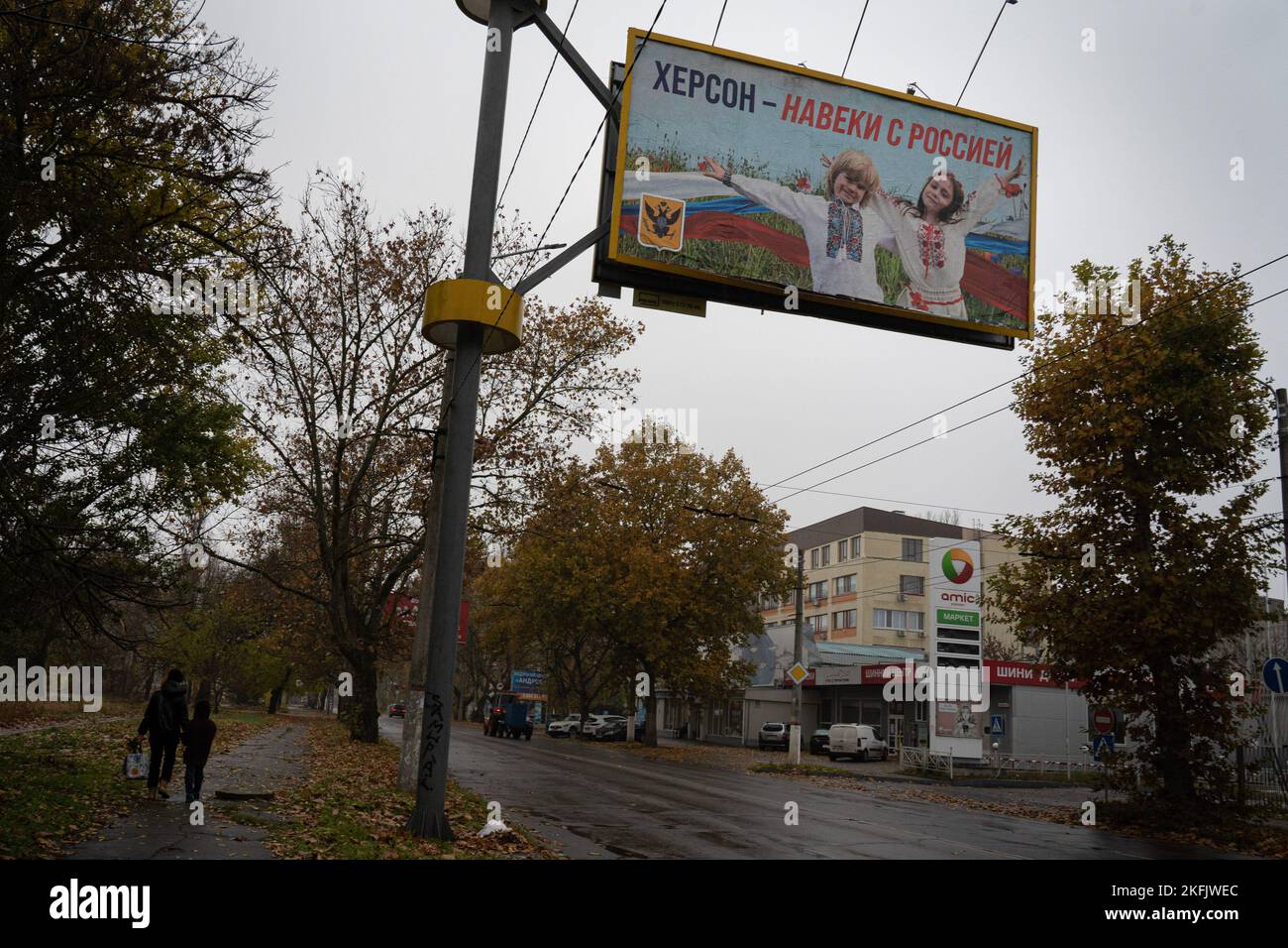 Cherson, Ukraine. 17.. November 2022. Auf der Straße ist ein russisches Propagandaschild zu sehen, das sagt: „Cherson, für immer mit Russland“. Die Bewohner von Kherson sind immer noch überglücklich über die Befreiung der Stadt und setzen mehr als 8 Monate der Besetzung zu Ende. Dennoch verfügt die südliche regionale Hauptstadt noch immer über keinen Strom, kein Wasser und ein Minimum an Signal- und Nahrungsmittelversorgung. (Foto von Ashley Chan/SOPA Images/Sipa USA) Quelle: SIPA USA/Alamy Live News Stockfoto