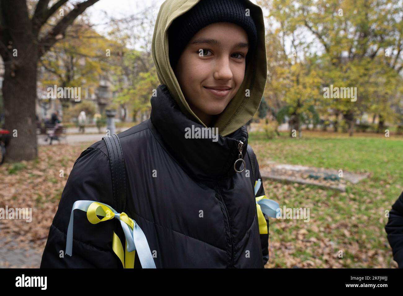 Cherson, Ukraine. 17.. November 2022. Ein Mädchen trägt gelbe und blaue Bänder, die die ukrainische Flagge symbolisieren. Die Bewohner von Kherson sind immer noch überglücklich über die Befreiung der Stadt und setzen mehr als 8 Monate der Besetzung zu Ende. Dennoch verfügt die südliche regionale Hauptstadt noch immer über keinen Strom, kein Wasser und ein Minimum an Signal- und Nahrungsmittelversorgung. (Foto von Ashley Chan/SOPA Images/Sipa USA) Quelle: SIPA USA/Alamy Live News Stockfoto