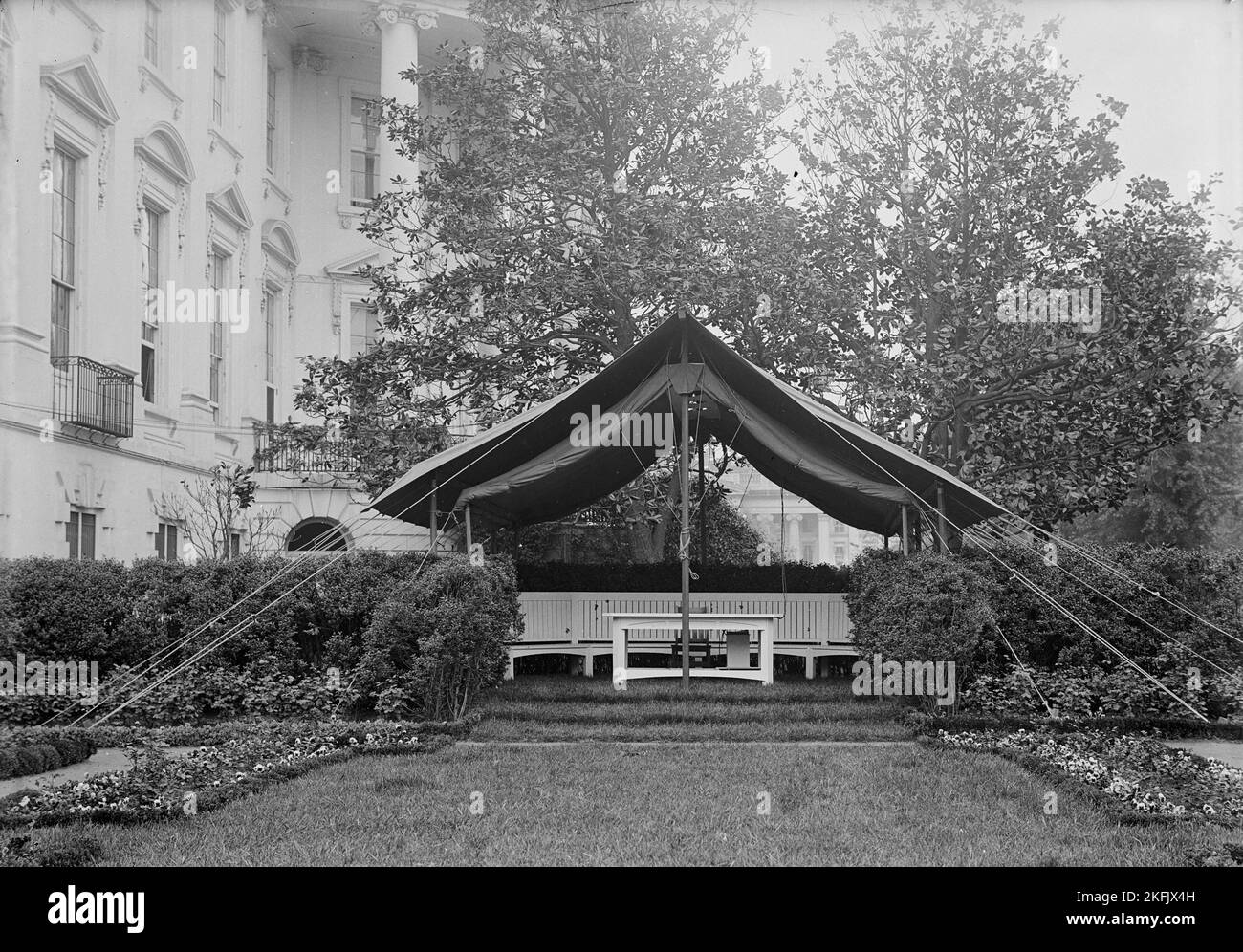Weißes Haus, Southwest Garden, das den West Colonial Garden ersetzte. Blick auf das Zelt am östlichen Ende, 1914. Zeigt den von George E. Burnap entworfenen Rosengarten, gepflanzt 1914, auf der Südseite des Weißen Hauses, auf dem Gelände des ehemaligen Westkolonialgartens. Stockfoto