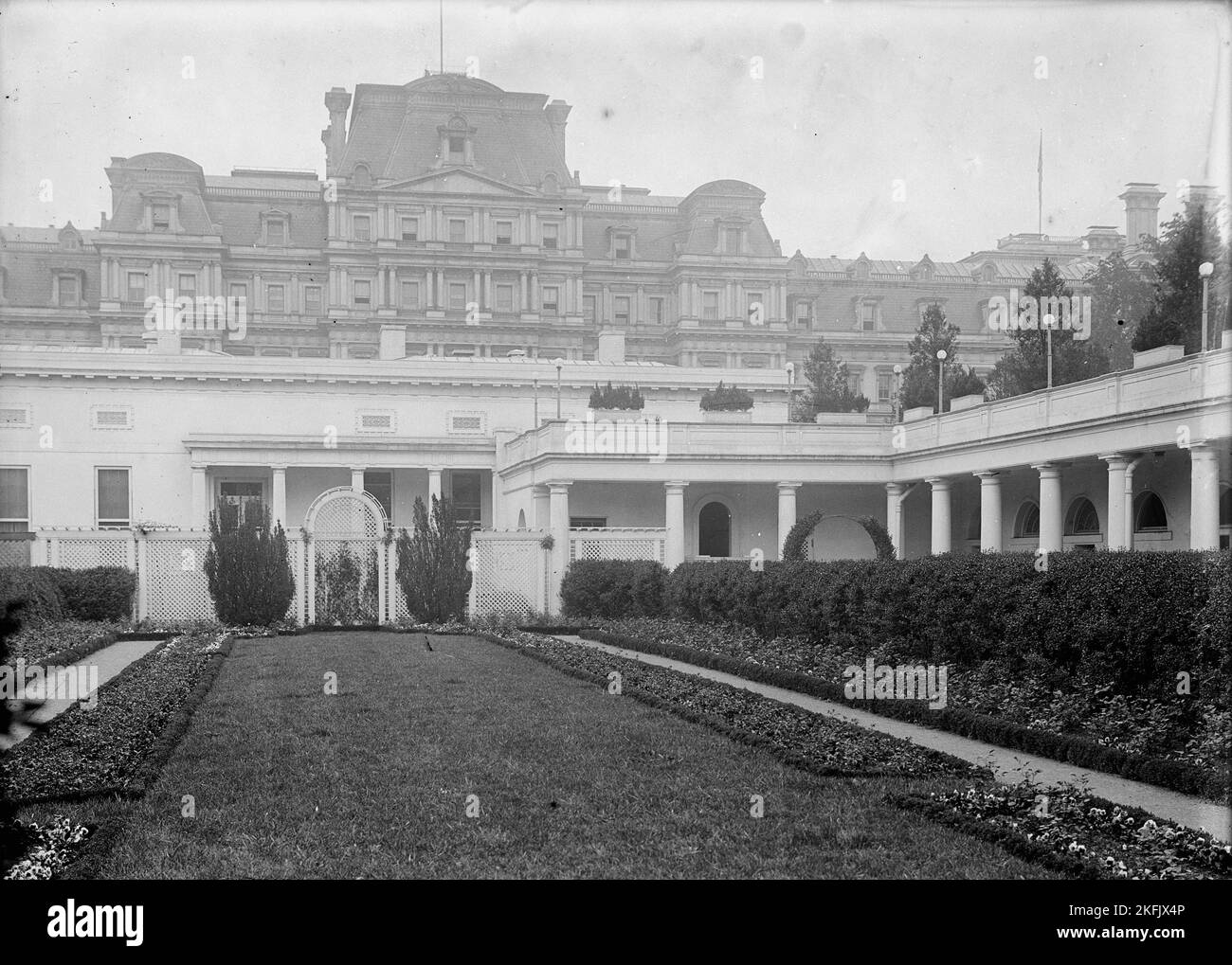 Weißes Haus, Südwestgarten, der den Westkolonialen Garten ersetzte, 1914. Blick auf das Zelt am östlichen Ende. Zeigt den von George E. Burnap entworfenen Rosengarten, gepflanzt 1914, auf der Südseite des Weißen Hauses, auf dem Gelände des ehemaligen Westkolonialgartens. Stockfoto