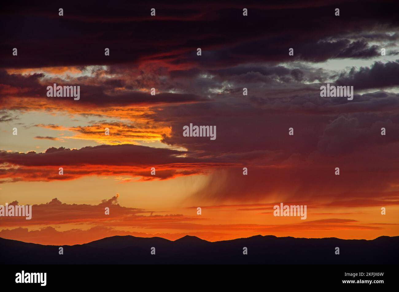 Dramatischer Sonnenaufgang über dem Owens-Tal mit Virga-Regen, der nicht den Boden erreicht Stockfoto