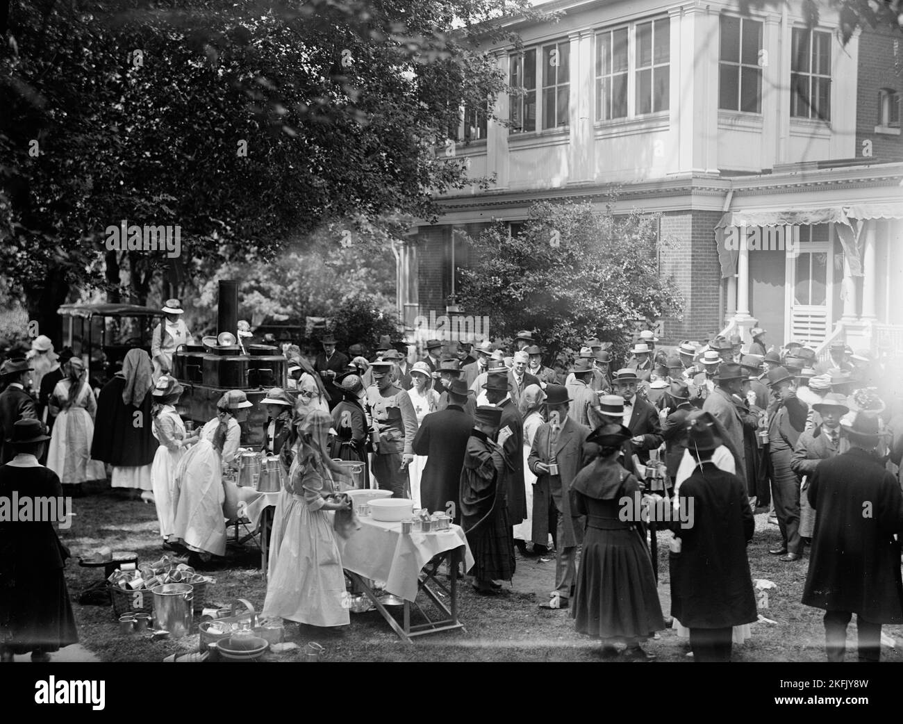 Mittagessen am Roten Kreuz auf dem Rasen von General Scott - Ansicht von General, 1917. Stockfoto