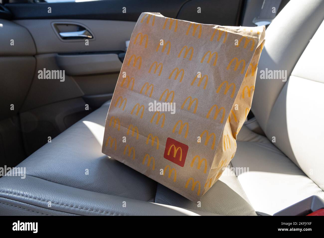McDonalds Fast Food Drive-Bestelltasche auf dem Beifahrersitz eines Fahrzeugs. (USA) Stockfoto